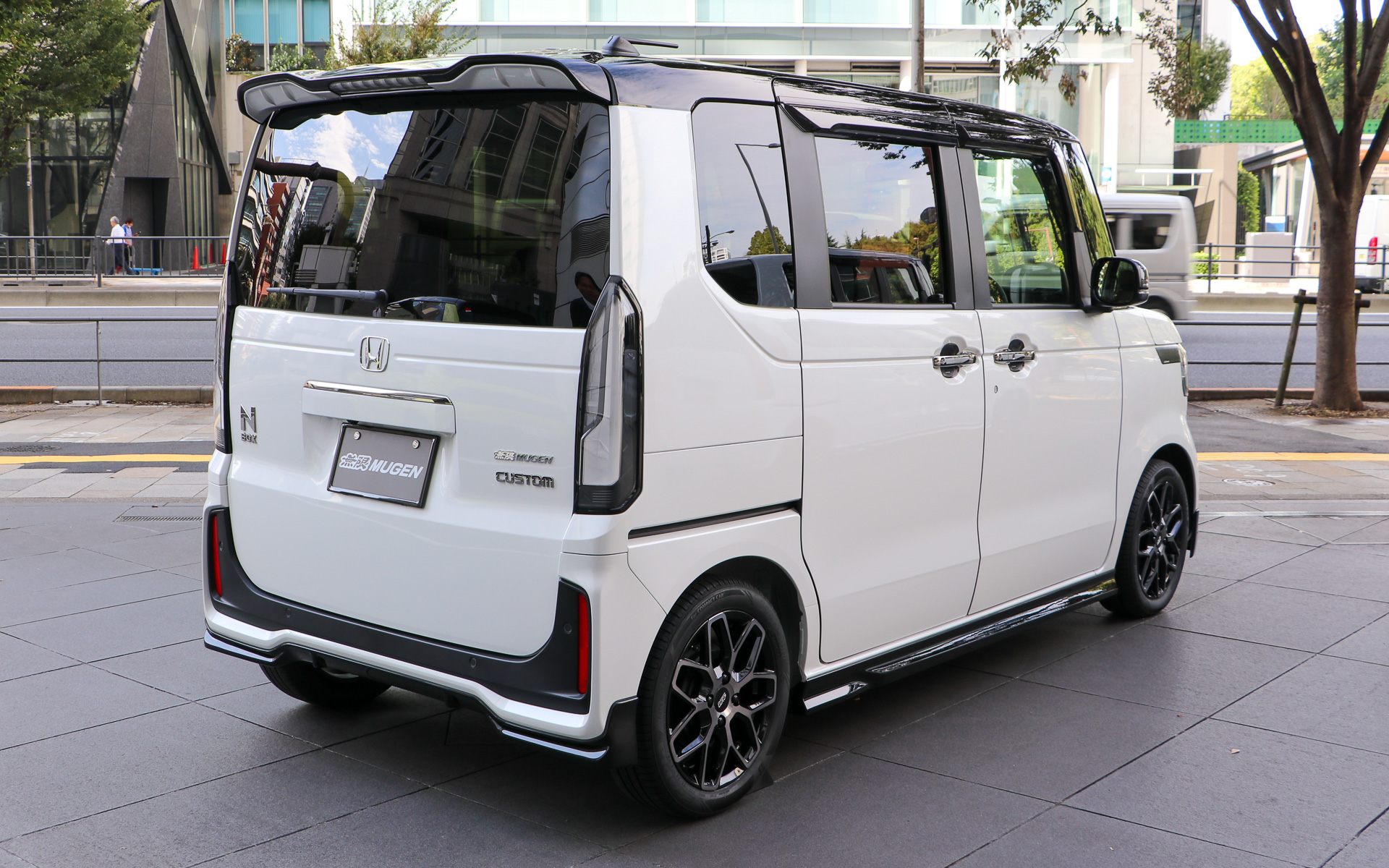 N-BOXカスタム無限パーツ装着車両リアビュー