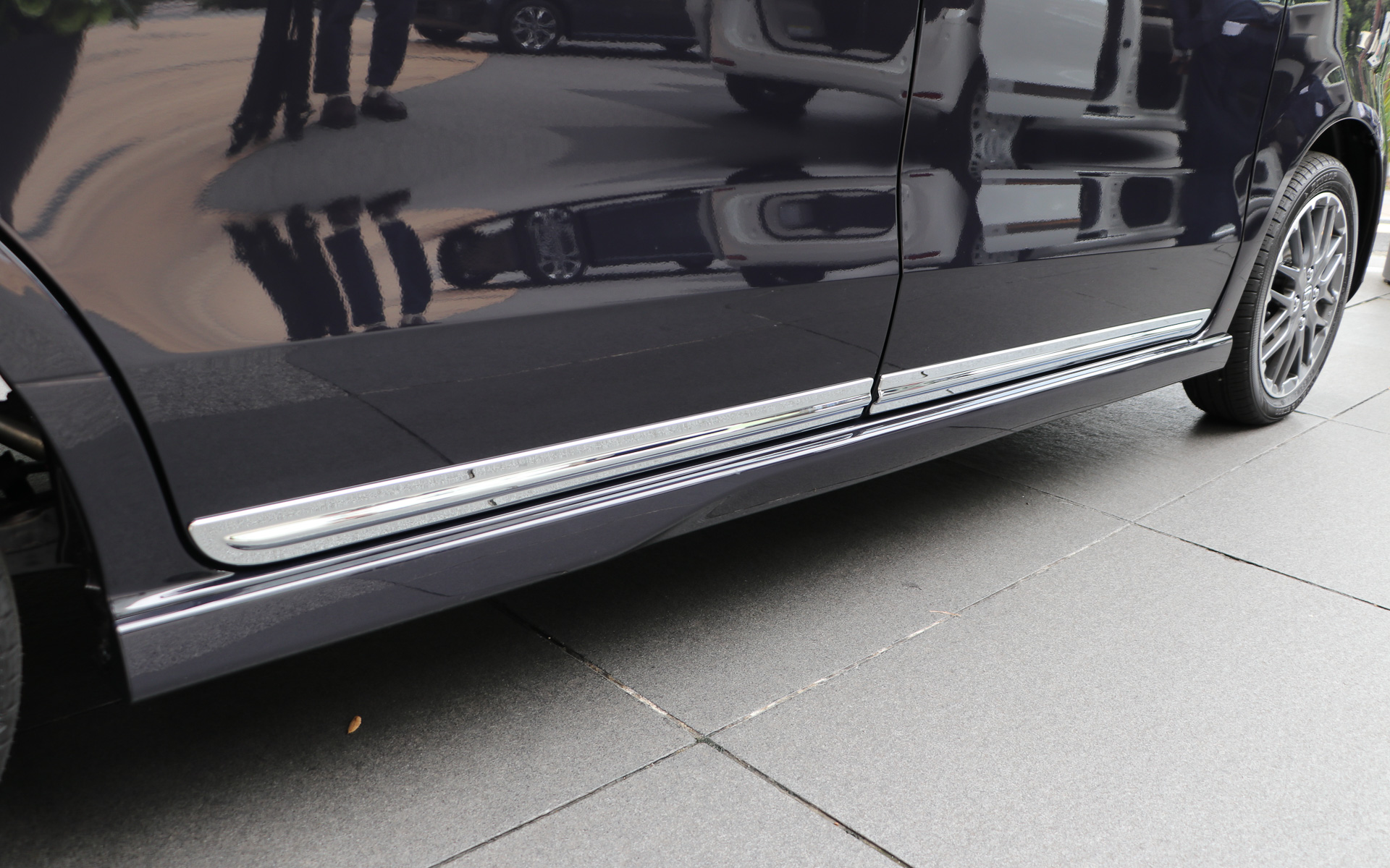 クロームメッキのサイド＆テールゲートガーニッシュは3万800円