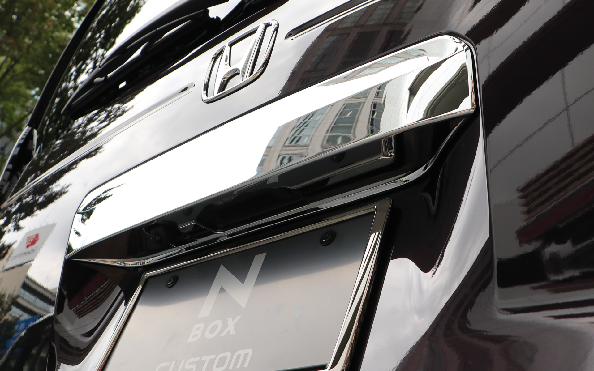 表面だけでなくナンバー灯の部分までカバーするL字形状となっている