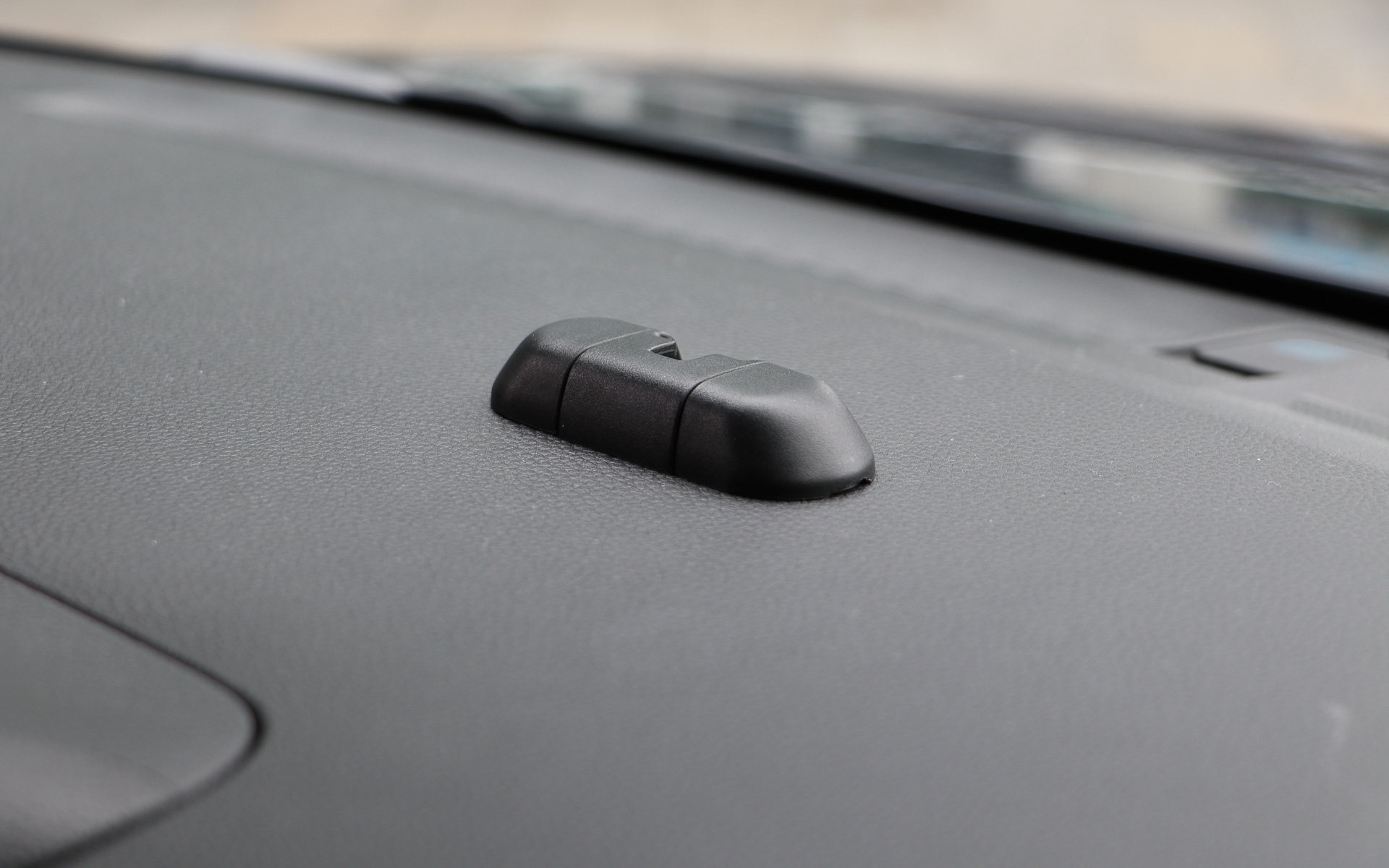 ダッシュボードにサンシェードのフックを受け止めるヒンジを装着する