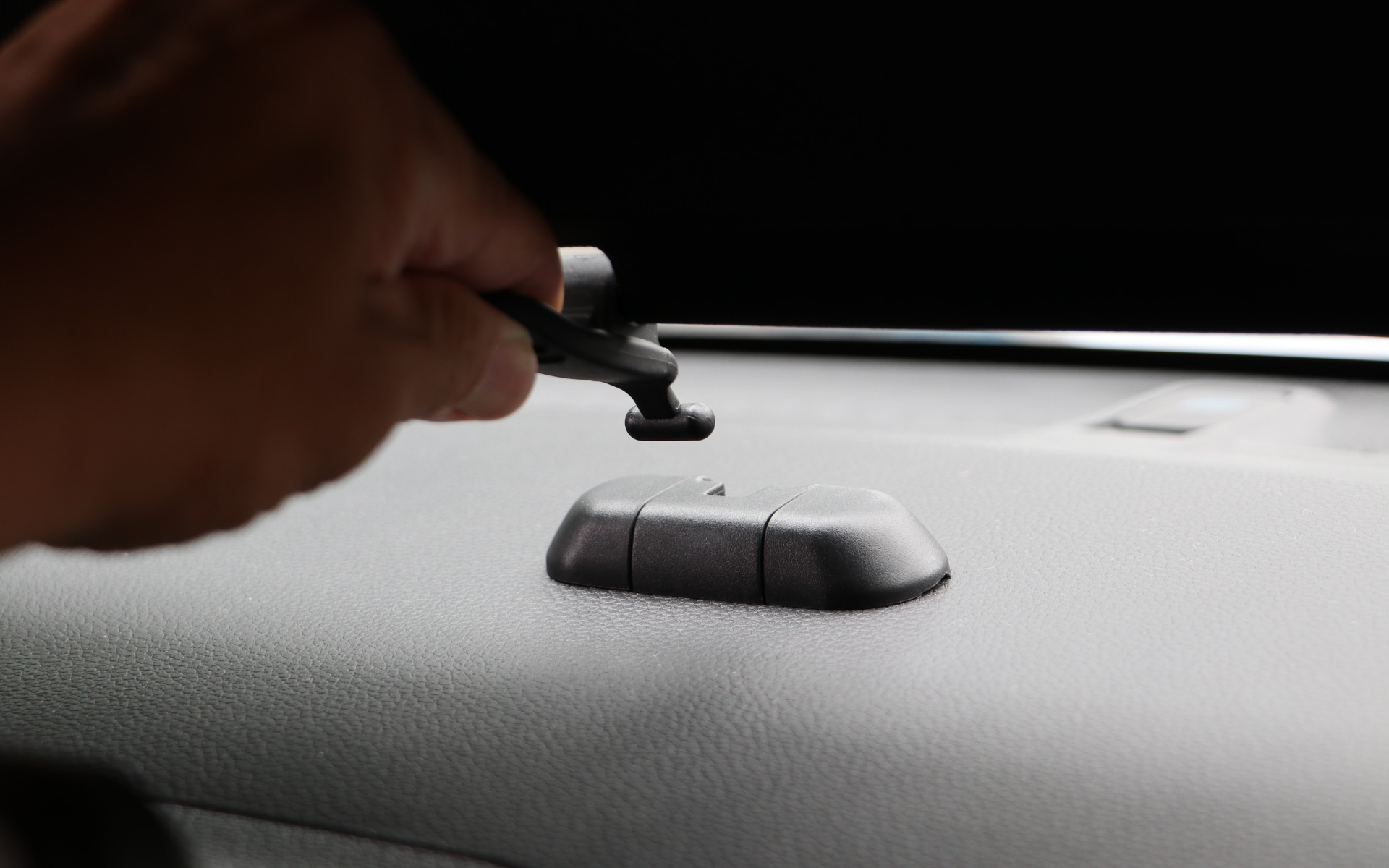 T字のフックをひっかけるだけの簡単操作