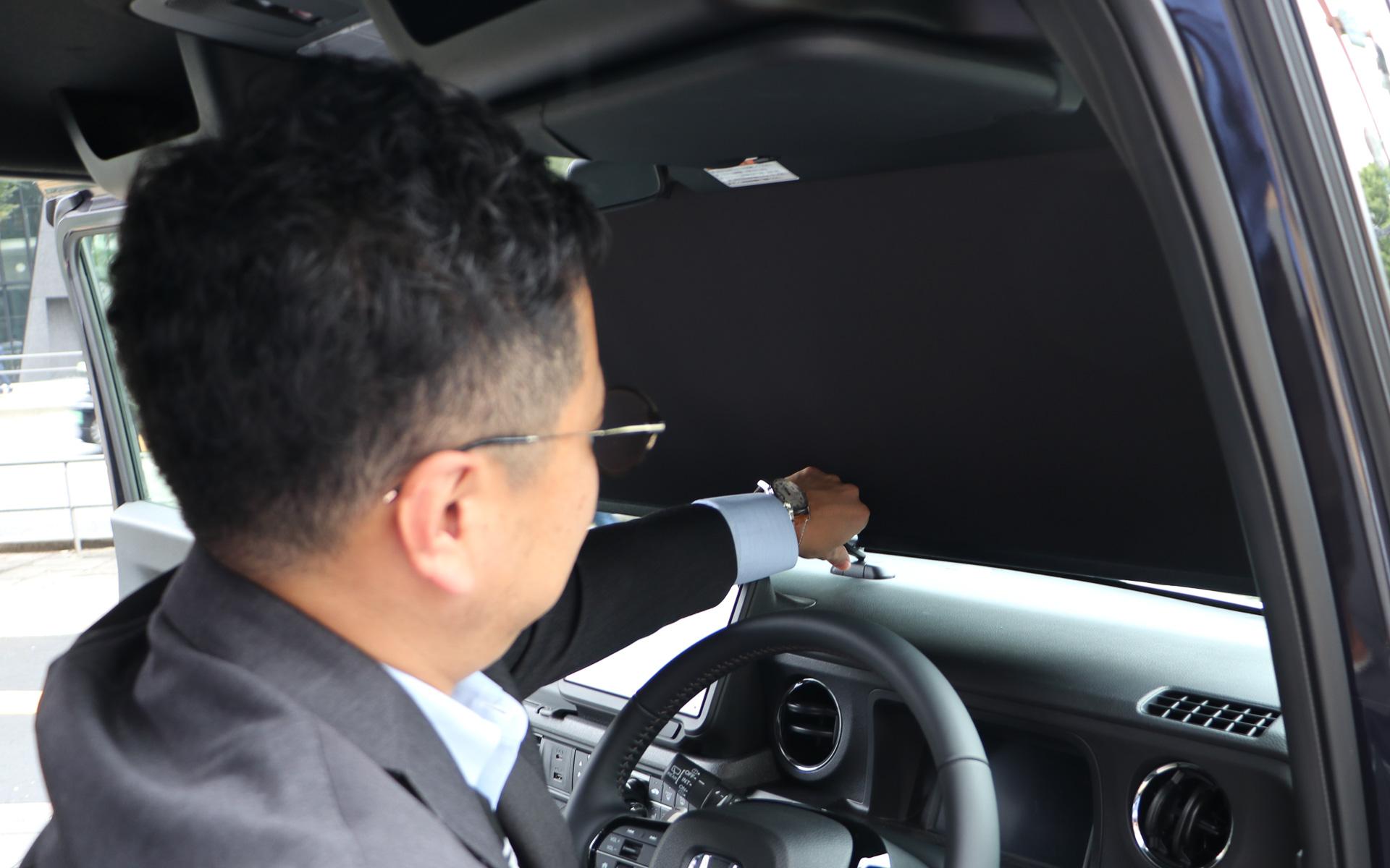 運転席に座ったままでも開閉できる絶妙な距離に設定したという