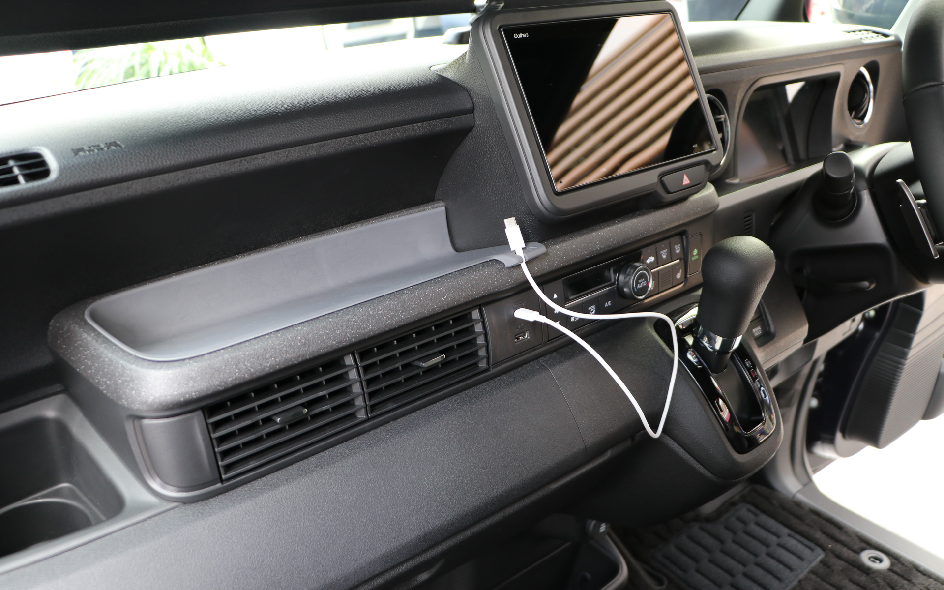 インパネトレーマットはグレーとベージュの2色があり各3850円