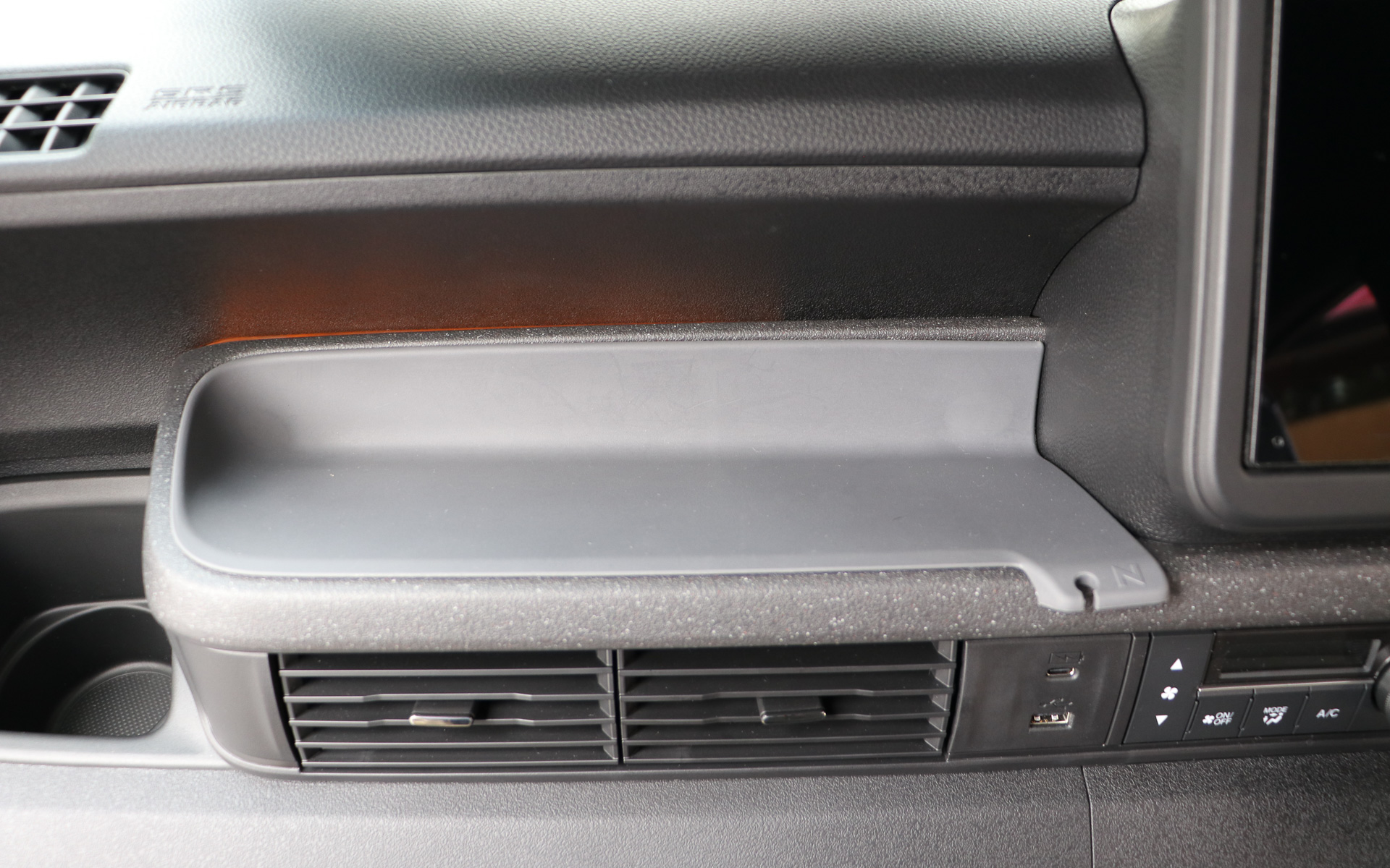 置いた小物が滑りにくくなるほか、汚れても簡単に取り外せて水洗いもOK