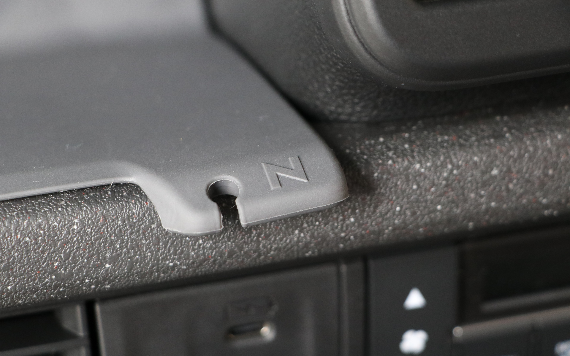 充電コードなどをひっかけられるケーブルホルダーを完備。「N」ロゴもあしらわれる