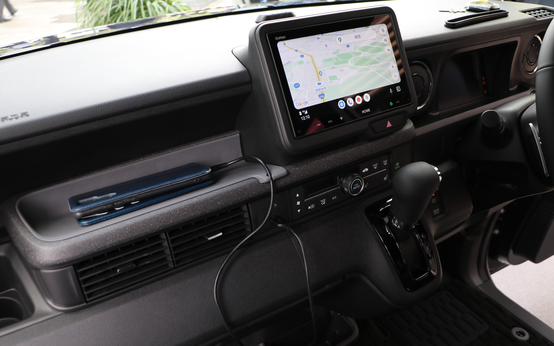 8インチディスプレイオーディオは9万9000円。Apple CarPlayやAndroid Autoに対応していて、スマホを接続すればディスプレイ画面で操作できる