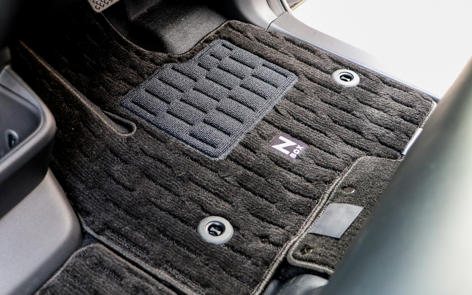 フロントとリアがセットなったフロアカーペットマットは、プレミアムタイプが2万8600円、スタンダードタイプが2万7500円。リアはいずれも木目調のフローリングタイプとなる。写真は厚みのあるプレミアムタイプ