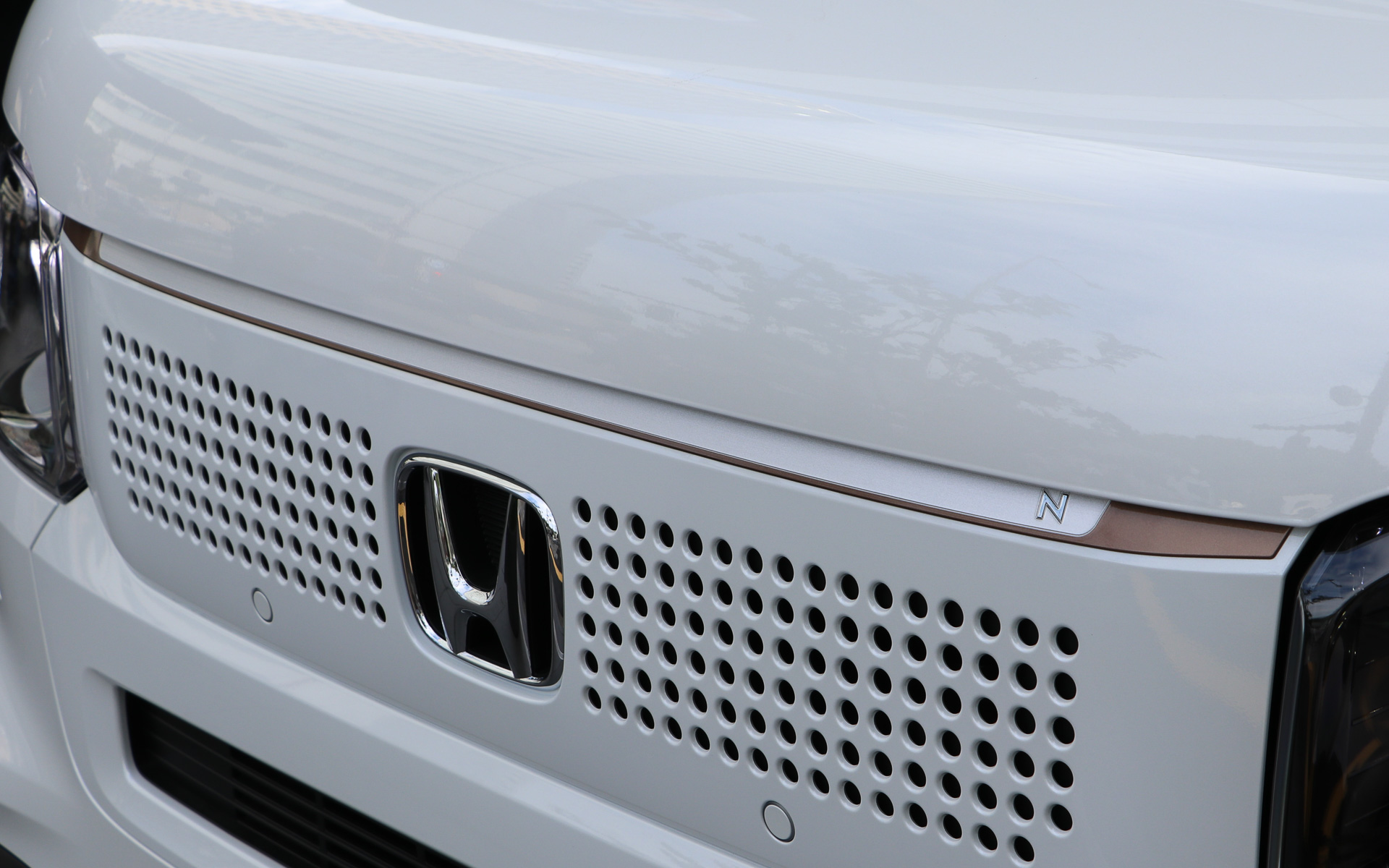 デカール（フロント＆サイド）は価格3万5200円。写真はフロントのデカール