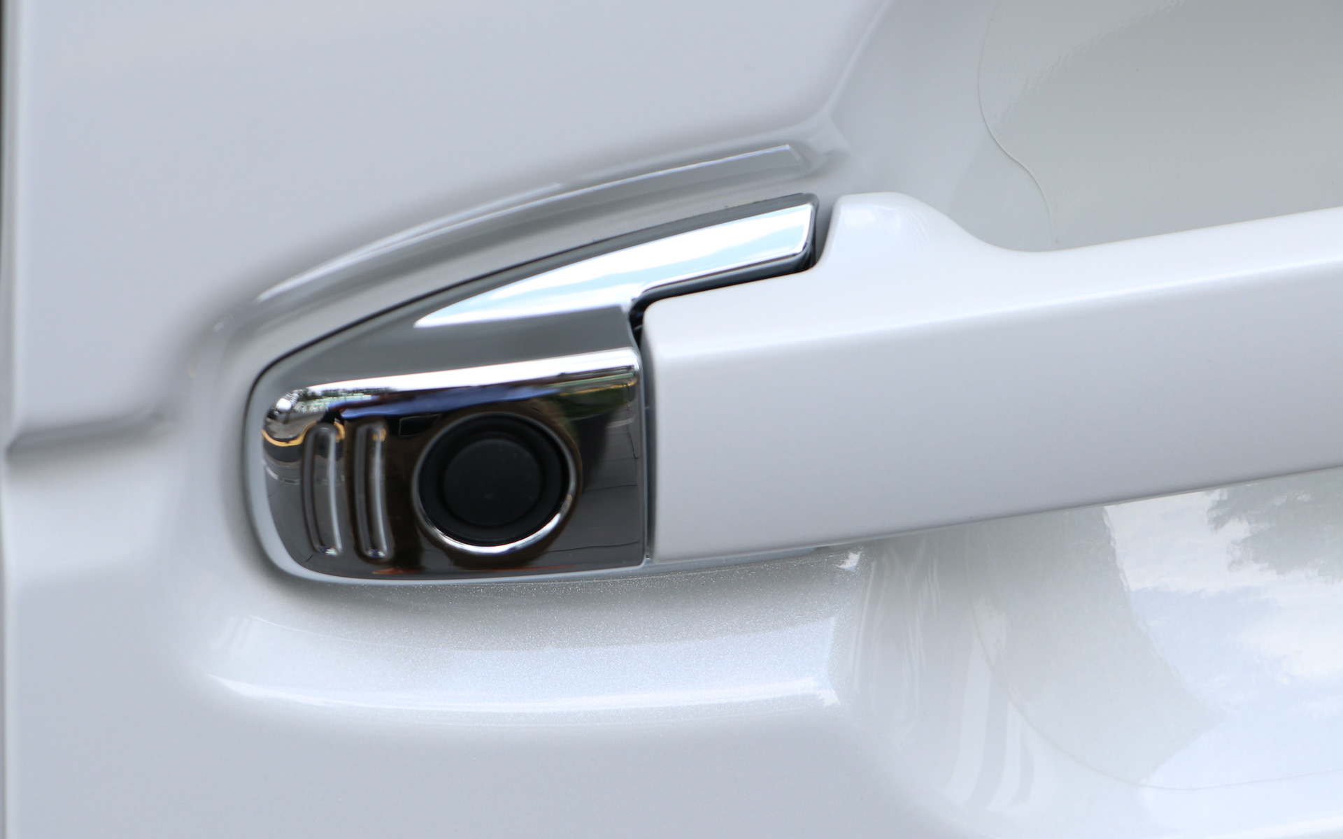 荷物で手がふさがっていてもボタンを押すだけでパワースライドドアが開閉する「ワンタッチスライドドア」は3色あり、クリスタルブラック・パールとクロームメッキが1万1880円。ダーククロームメッキは1万2980円