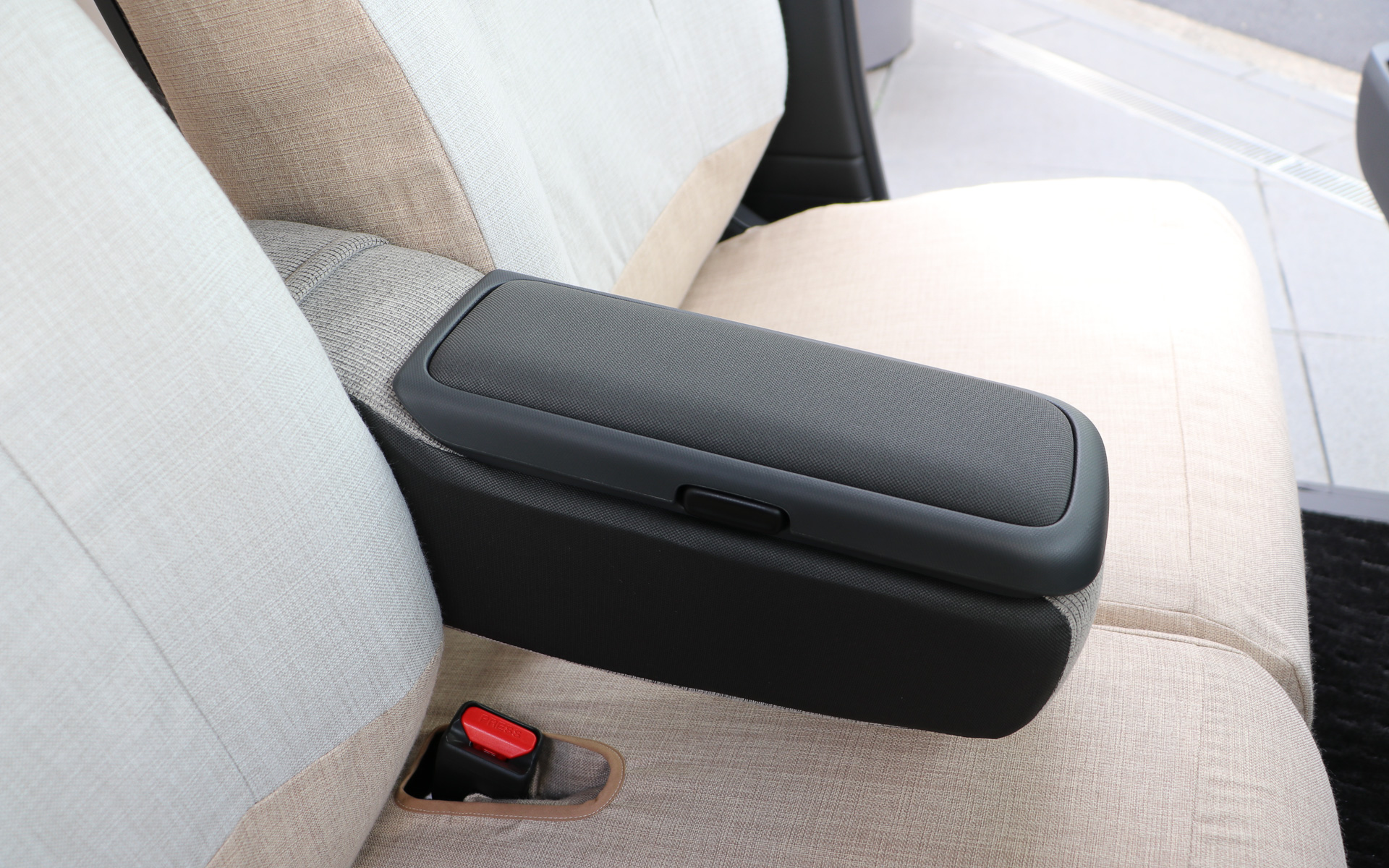 アームレストコンソールはグレー、ブラック、ブラック（合皮）の3色があり、いずれも1万9800円