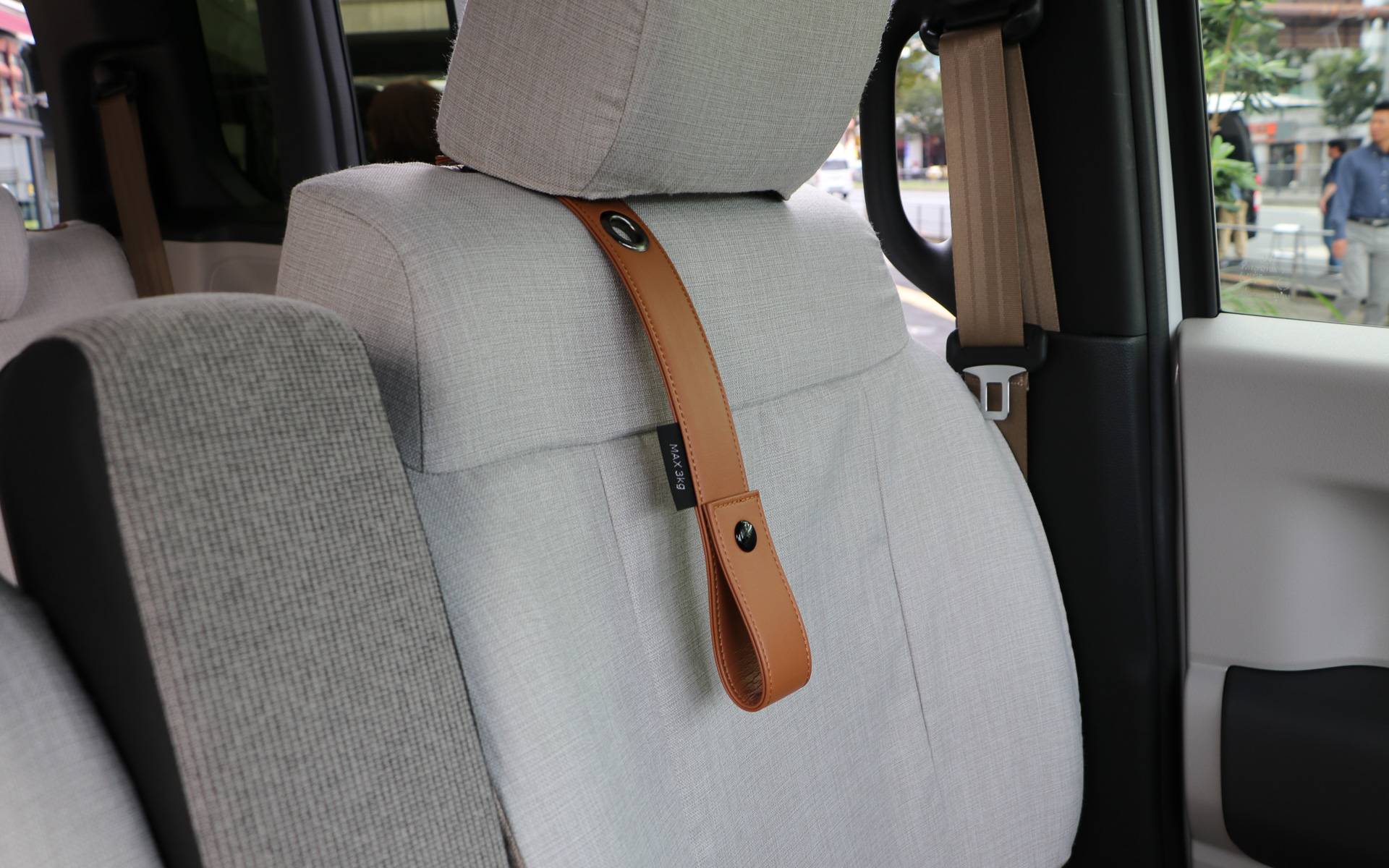 許容荷重3kgの助手席バッグキーパーが付属する