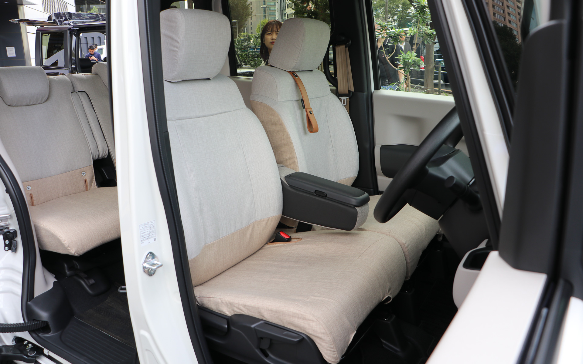 ベージュカラーのシートカバー（ファブリック）はベージュ／フロント・リアセットで3万1900円