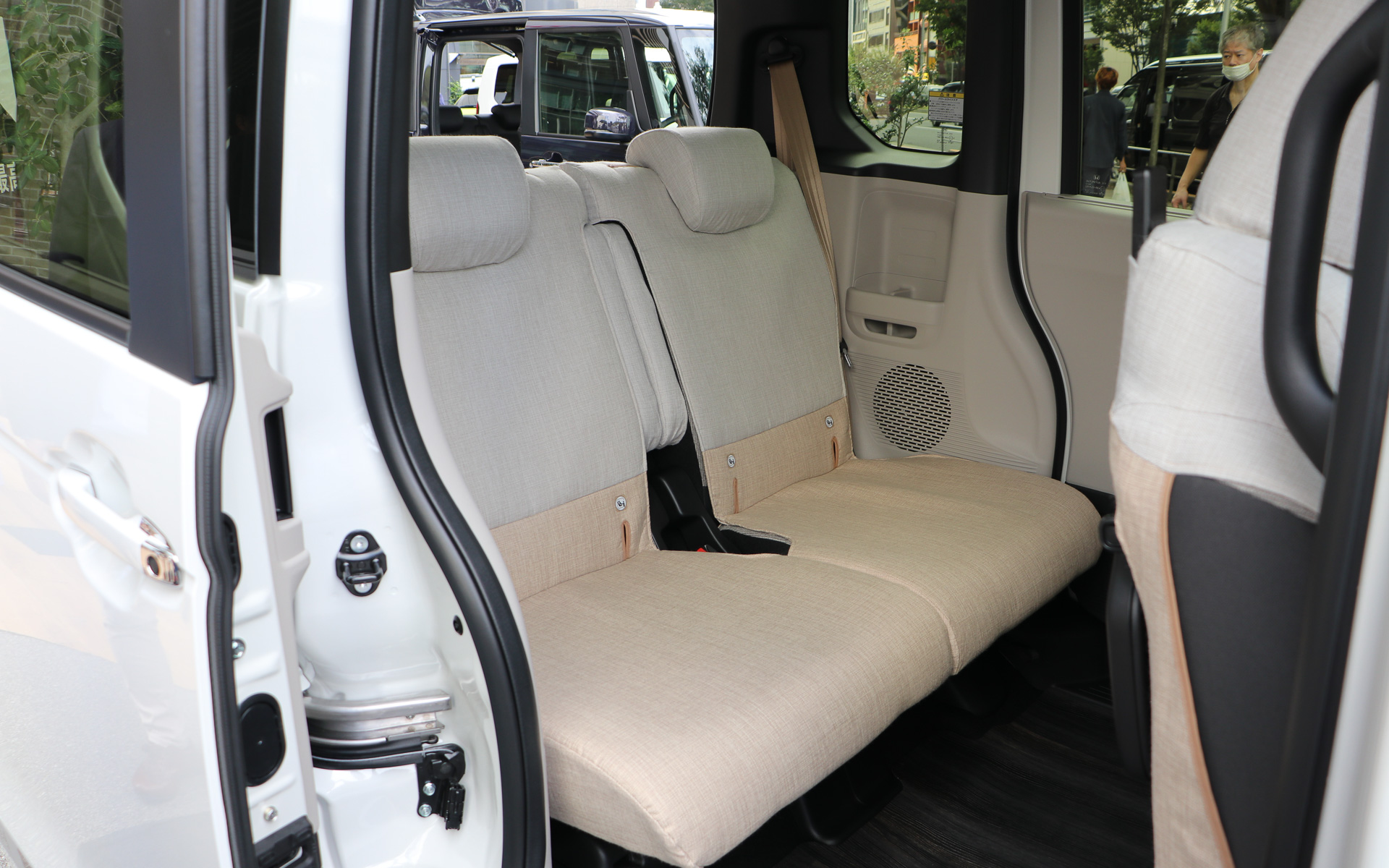 リアシートもセット。このほかにブラックの「シートカバー（合皮製）」も設定（価格5万1700円）している