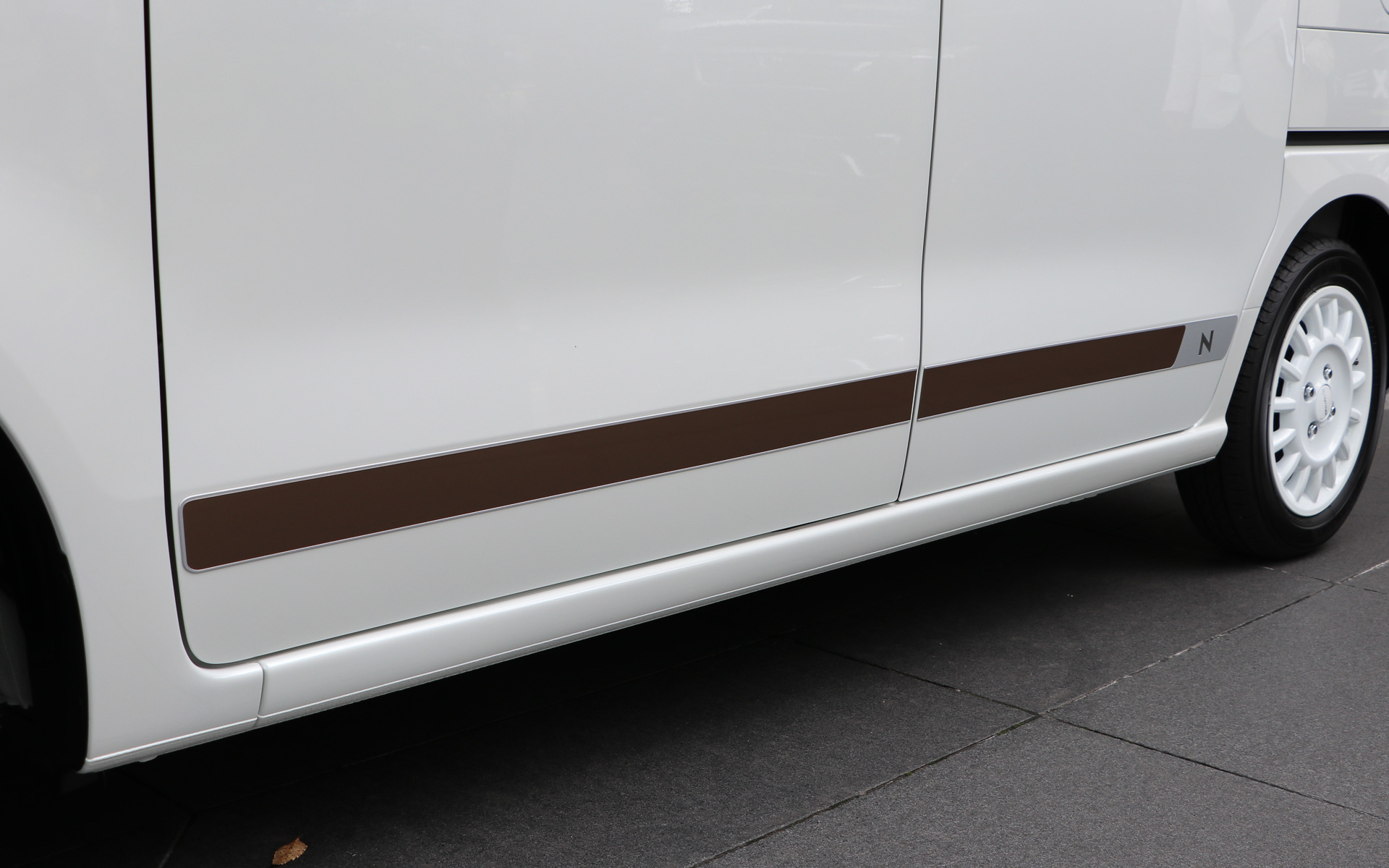 デカールはフロントとサイドがセットとなる。写真はサイドのデカール