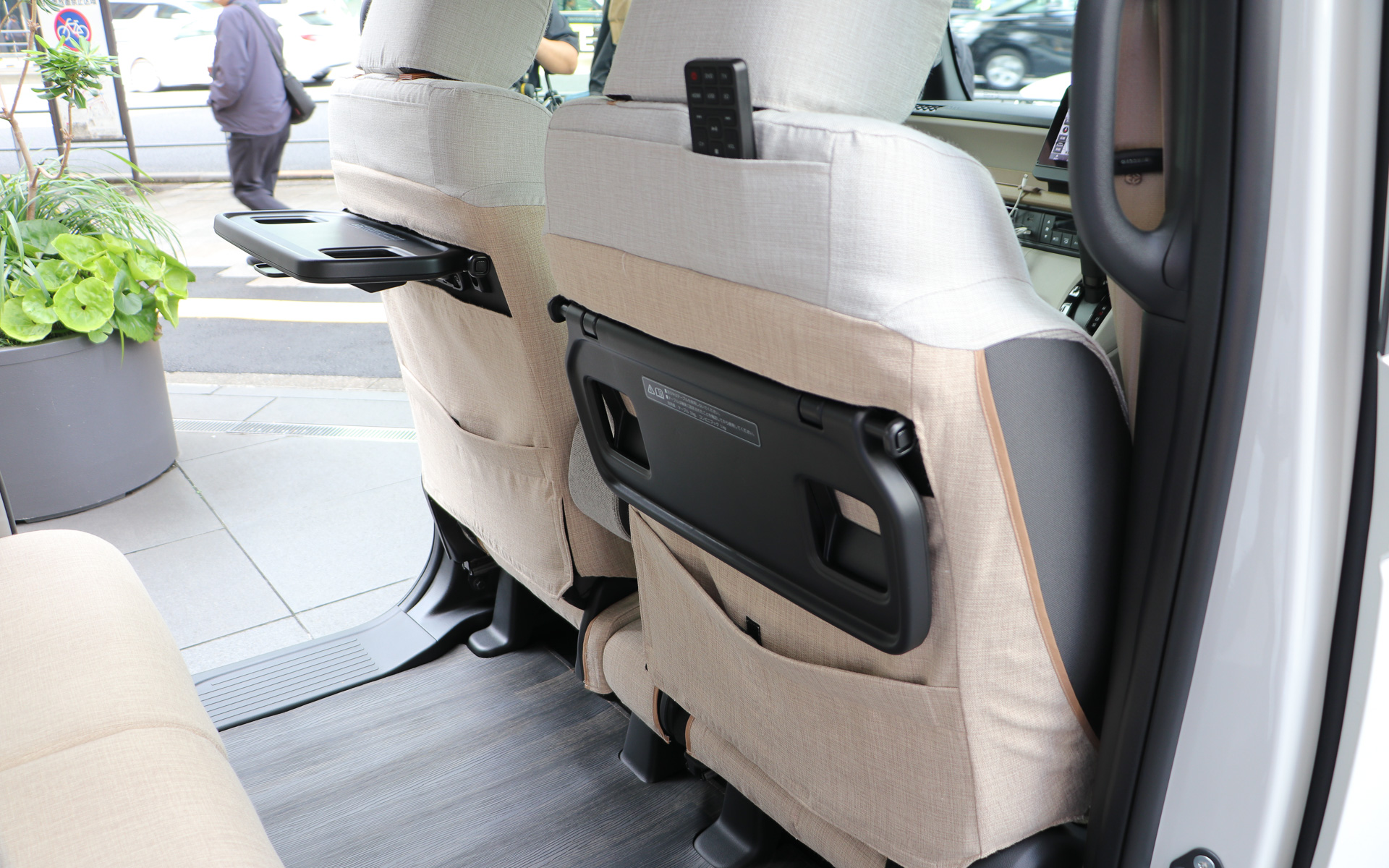 背面にはシートバックアッパーポケット＆シートバックポケットが備わる