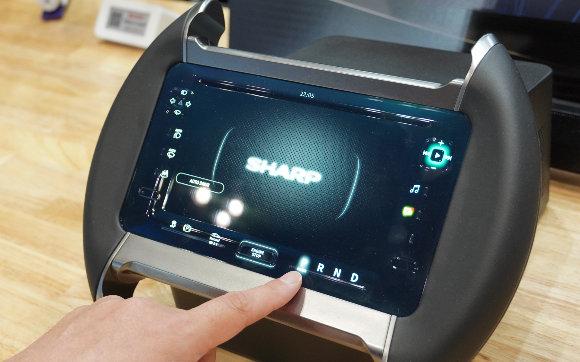 指を押し込むことで反応させることができる