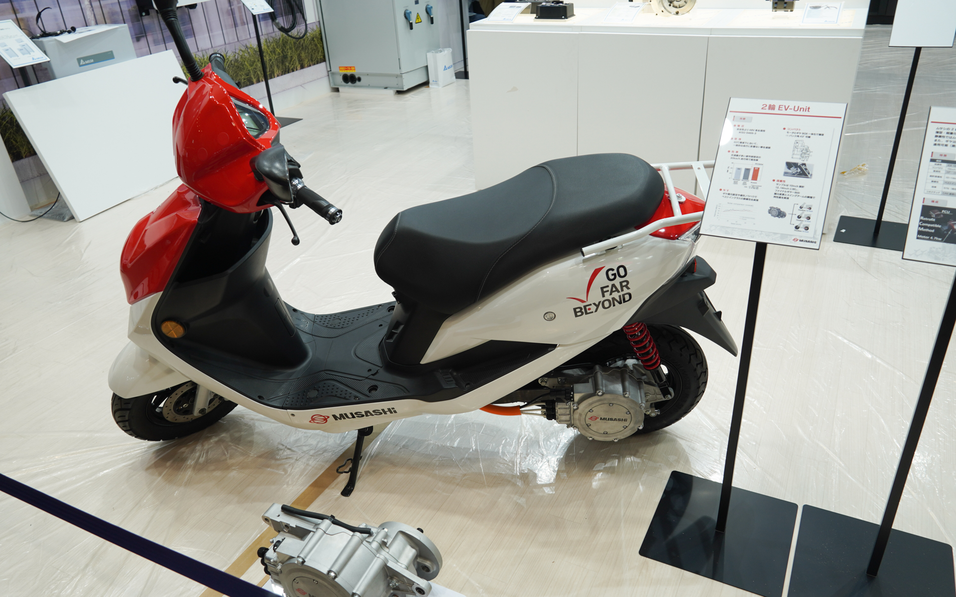 デルタ電子は 武蔵精密工業らと合弁会社で製造するバイク用の電動駆動ユニットを展示、採用する武蔵精密工業の2輪EVも展示した
