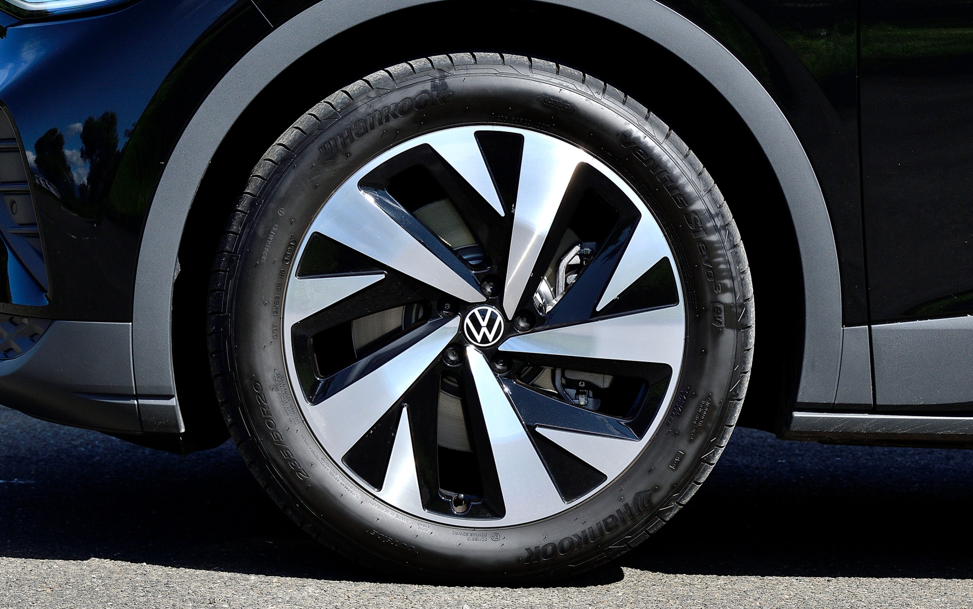 Proは20インチアルミホイールにハンコック「Ventus S1 evo3」（フロント235/50R20、リア255/45R20）を組み合わせる。なお、最高出力は150kW（204PS）/4621-8000rpm、最大トルクは310Nm（31.6kgfm）/0-4621rpmを発生し、最大航続距離は618km（WLTCモード）を実現。もう1グレードの「Lite」（514万2000円）も航続距離が388kmから435kmに伸長している