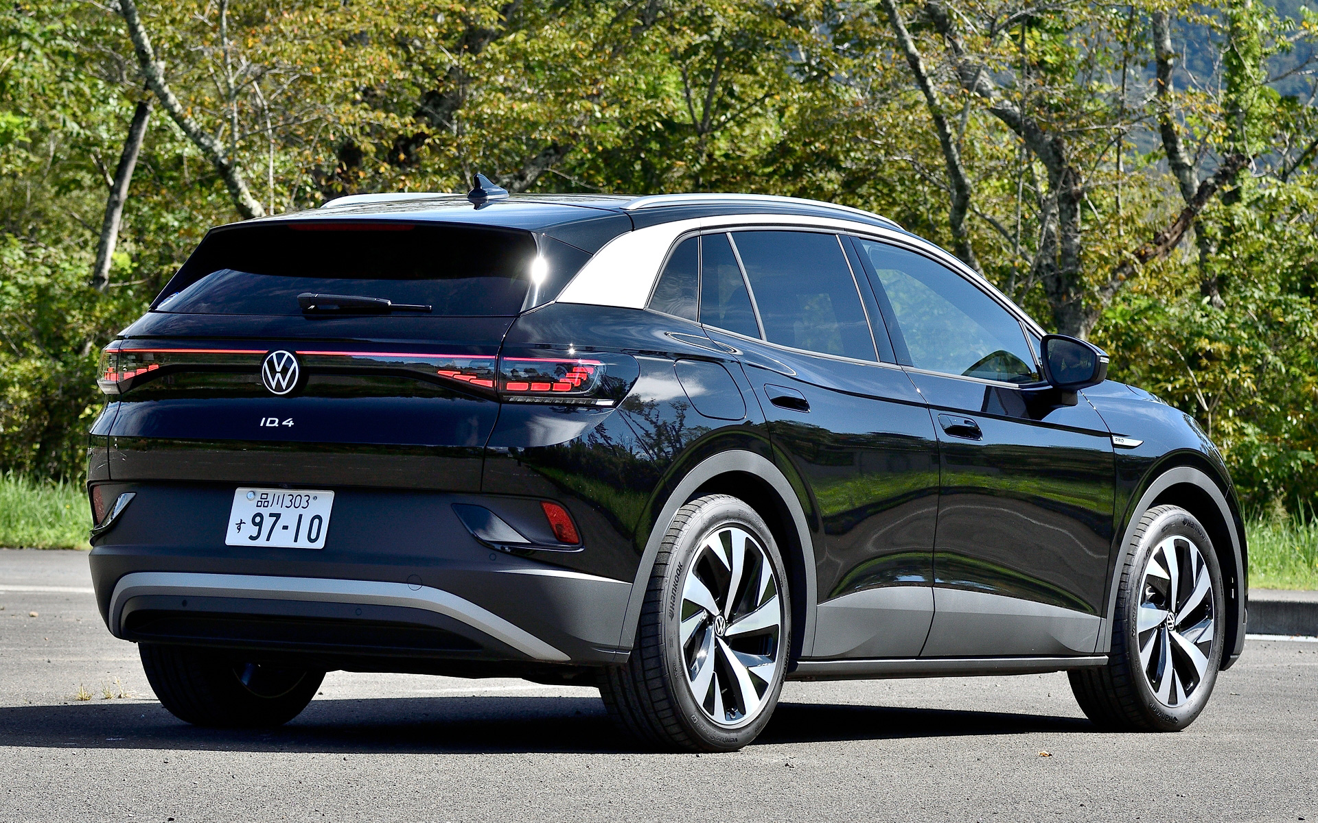 エクステリアではID.ファミリーに共通するクリーンで流れるような力強いスタイルをSUVにあてはめ、緩やかでやわらかな変化とシャープでクリーンなエッジが交互に現れる、風によって形作られたようなデザインを採用。大型ルーフスポイラー、立体的な造形のテールランプクラスター、ほぼフラットなアンダーボディのリアエンドに設置したディフューザーといったアイテムなどで、Cd値0.28というSUVとして優れた空気抵抗値を達成