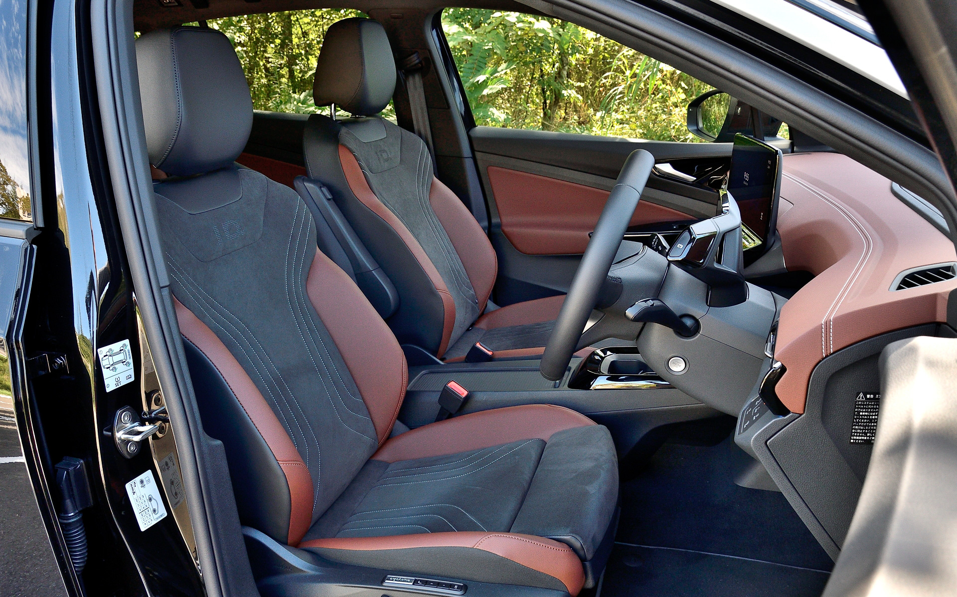 インテリアでは従来のシフトノブに代わるドライブモードセレクターと統合された5.3インチのメーターディスプレイ、大型のセンターディスプレイを採用し、近未来的なインパネデザインを演出