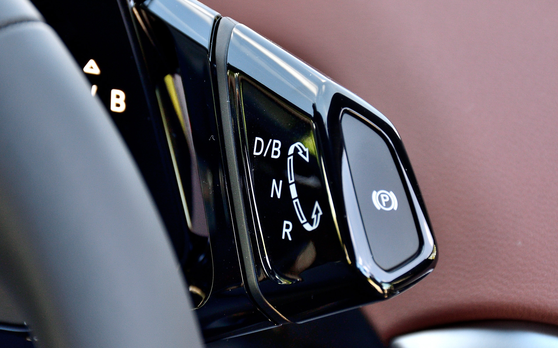 インテリアでは従来のシフトノブに代わるドライブモードセレクターと統合された5.3インチのメーターディスプレイ、大型のセンターディスプレイを採用し、近未来的なインパネデザインを演出