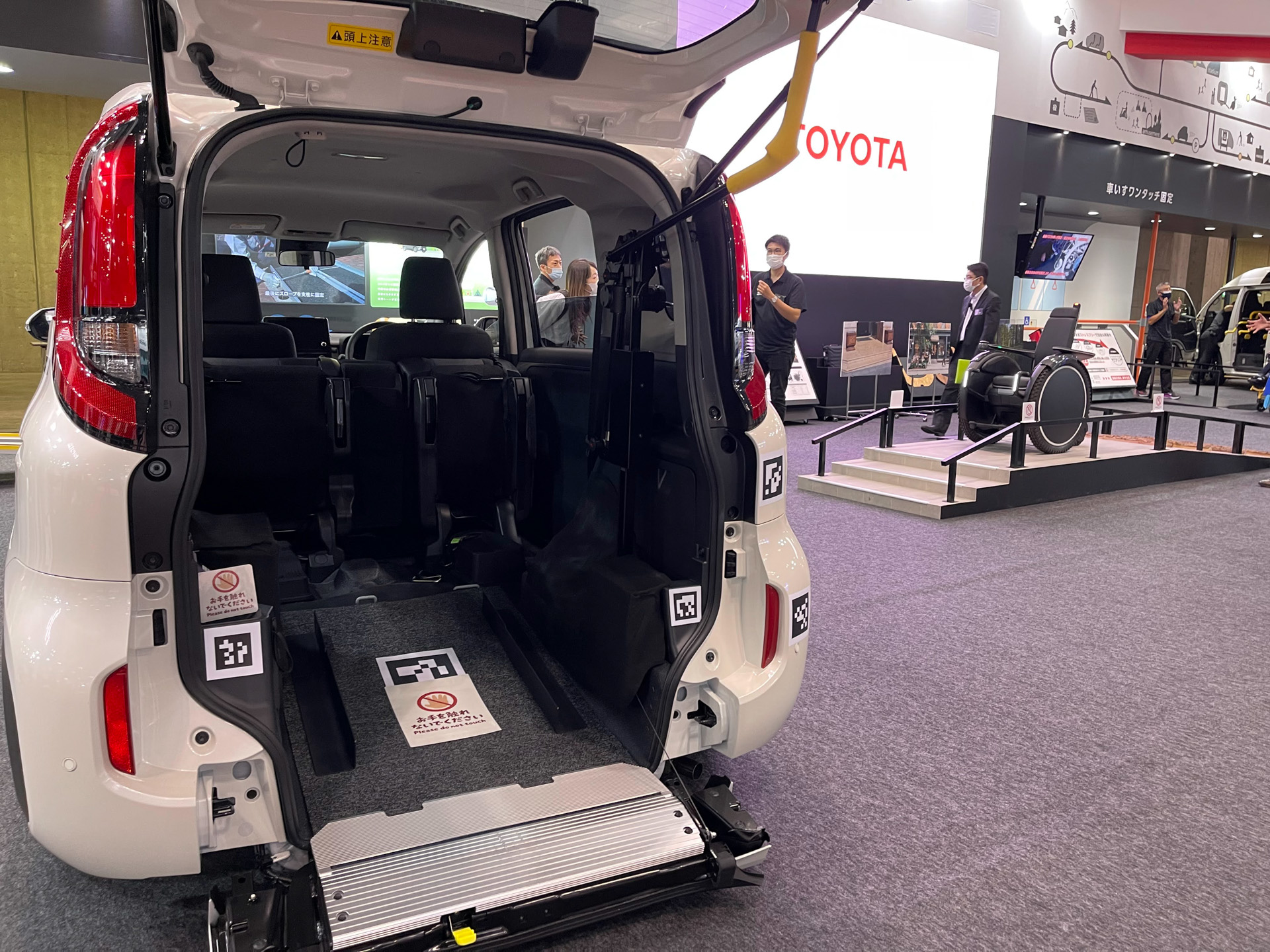 降りた後は内蔵カメラでシエンタのボディに貼られたマーキングを読みつつ、運転席横まで自動運転で移動