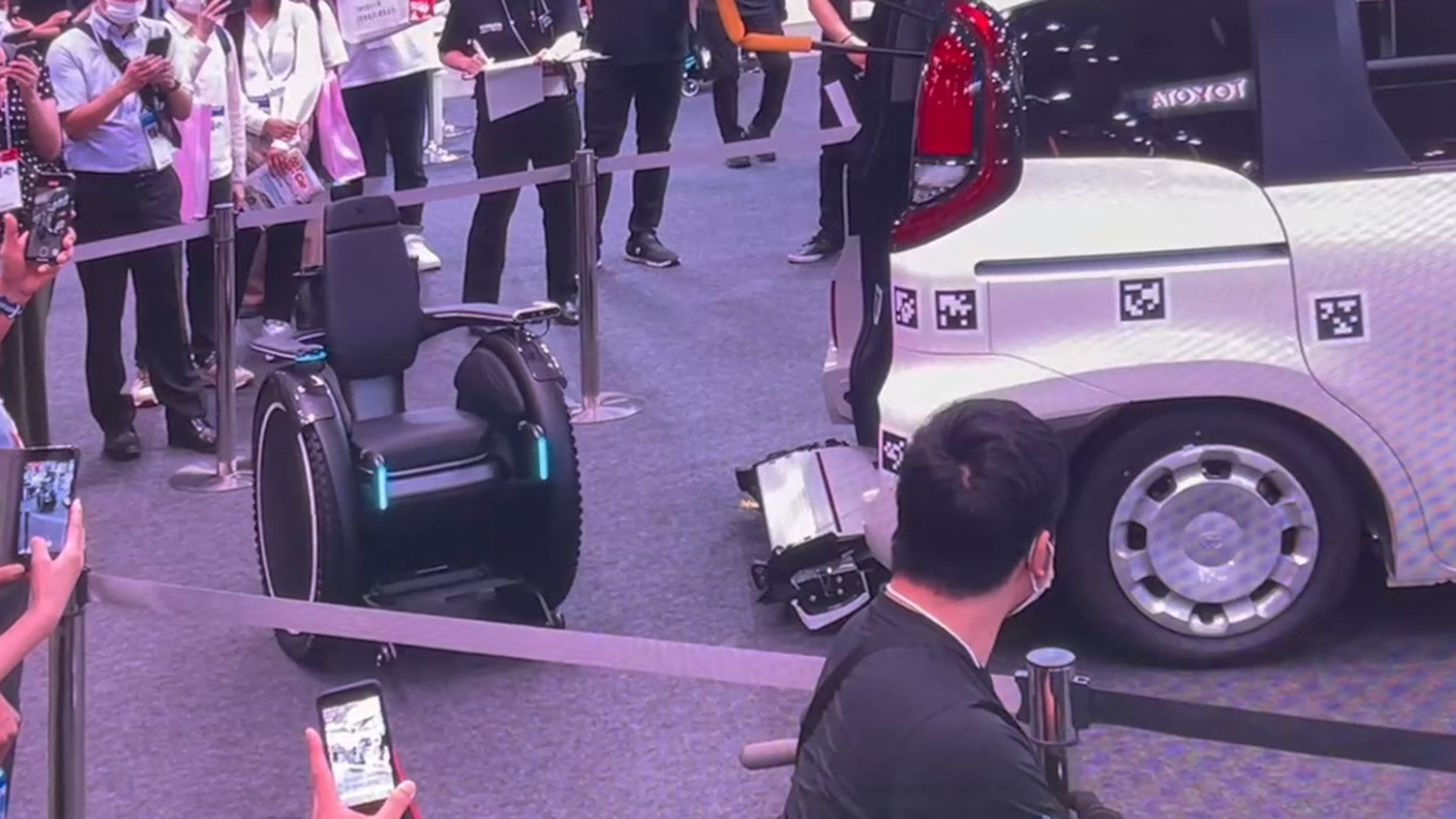 シート下前面に付いているLEDではJUUのバッテリー残量などが視認できるとのこと