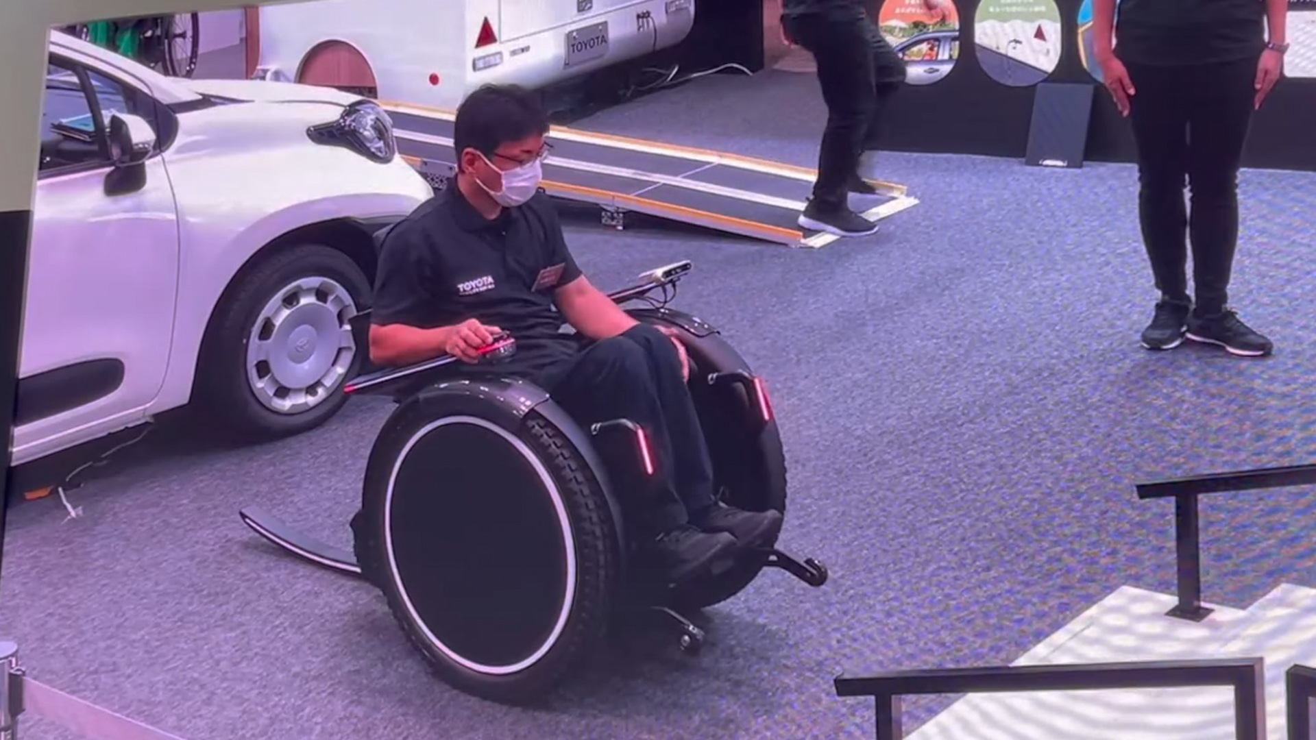 移動モード（上）から段差移動モード（下）へ。JUU本体からユーザーがズレ落ちないよう、階段の斜度に合わせた角度にシートが傾いた後に上り降りを行なう