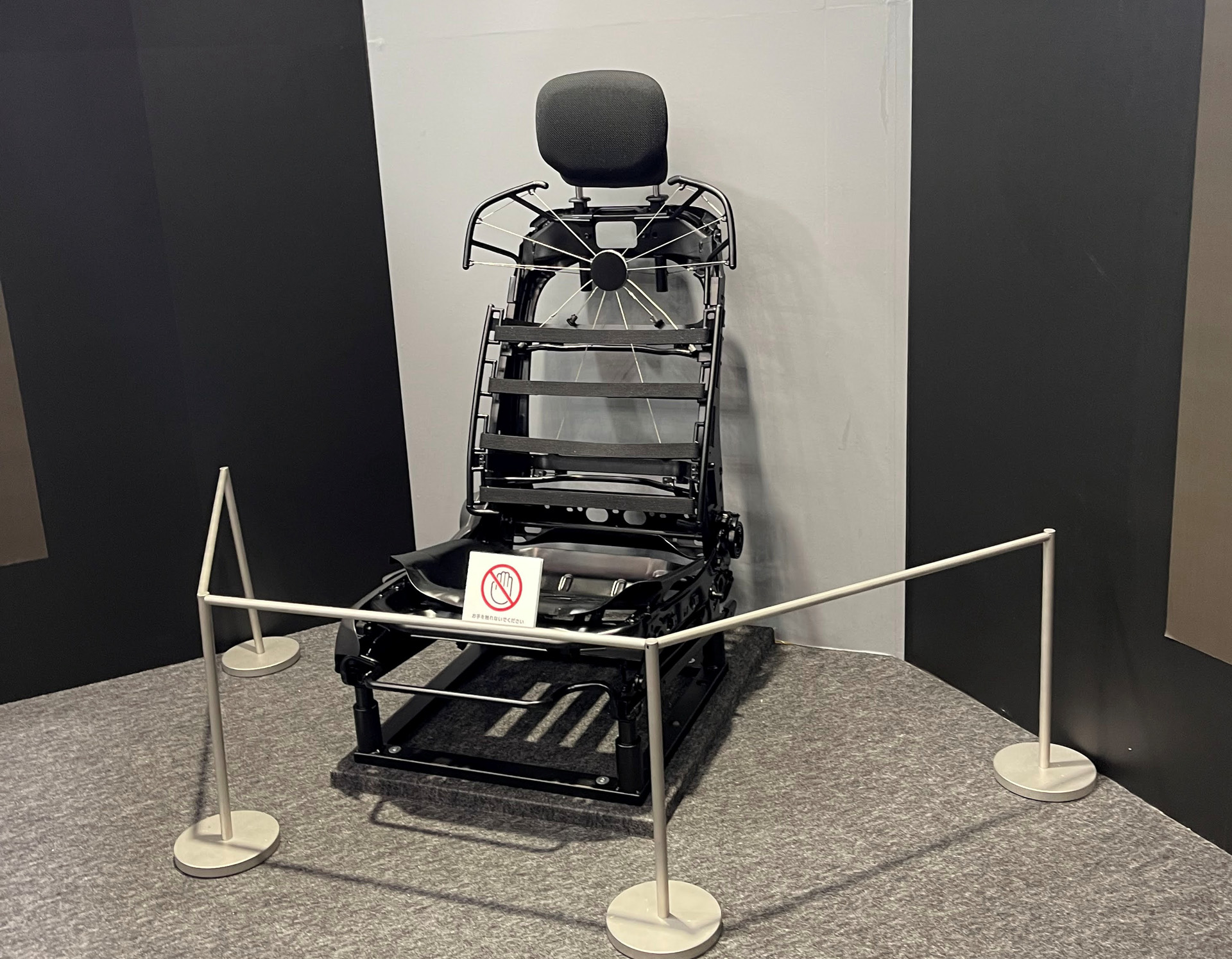 シートが動くことで身体が安定するという「キネティックシート」