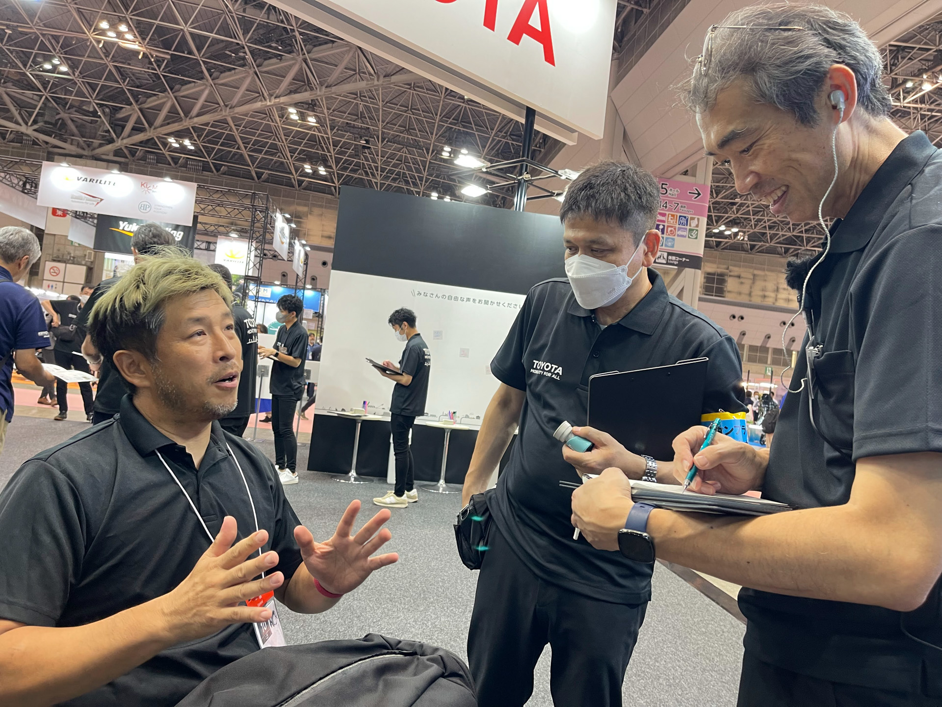 車いすのレーシングドライバー青木拓磨さんも、キネティックシートに興味がある様子