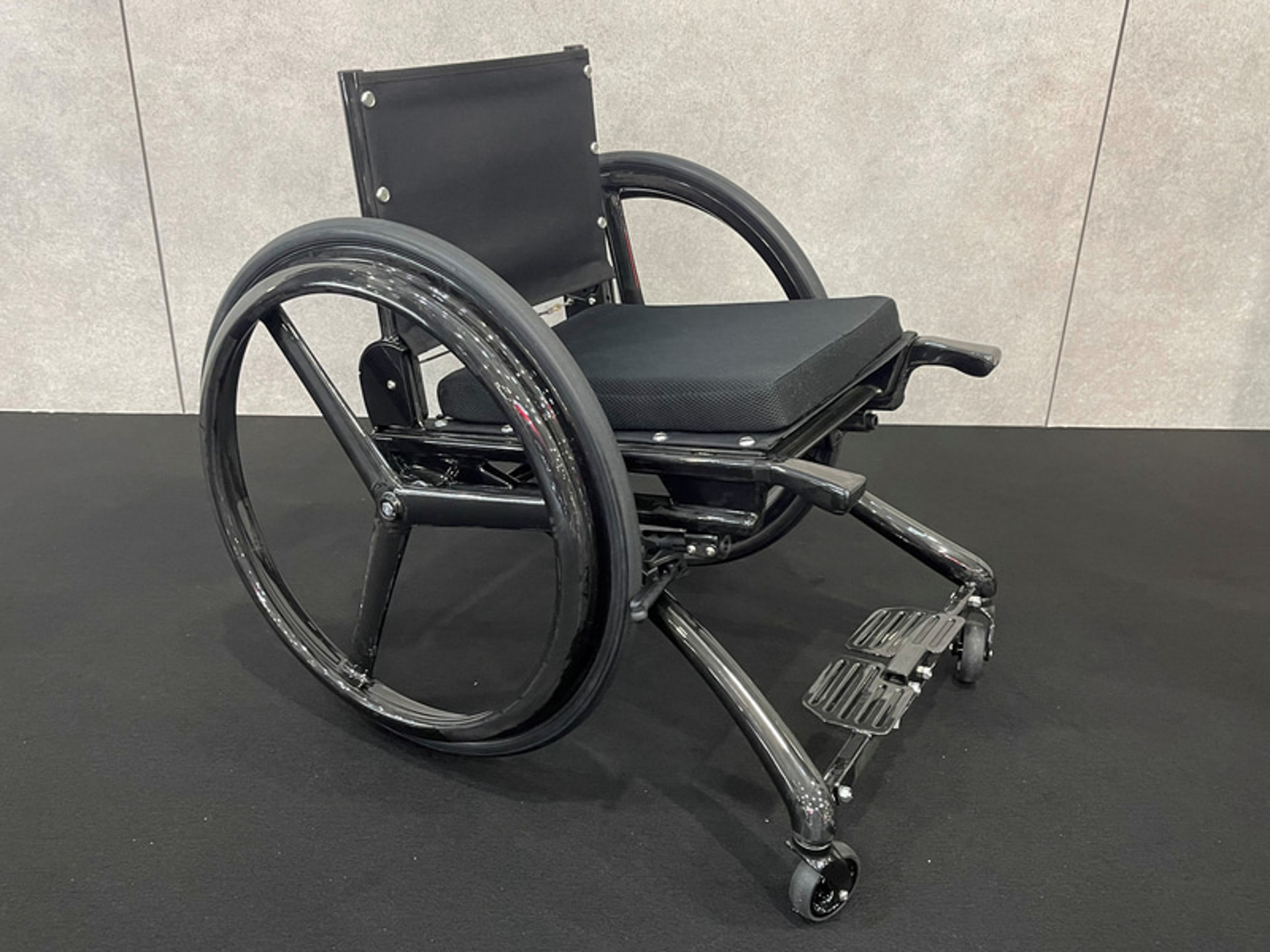 2021年のH.R.C.で参考出品されていた「超軽量カーボン製の車いす」シートクッションを外した重量は驚きの3.7kg