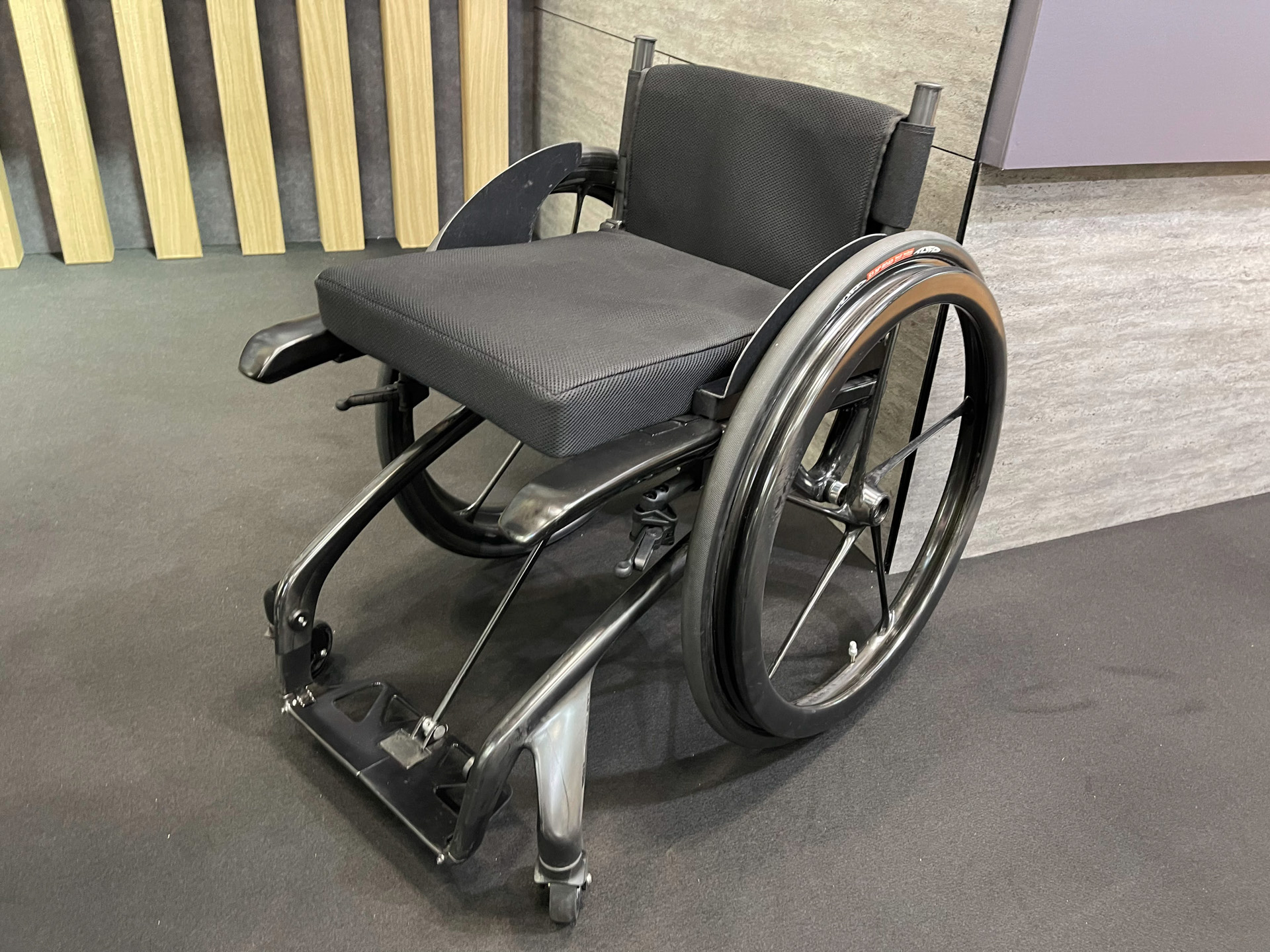 クルマと並べた時に親和性のある曲線を入れたデザイン。実車も光の当たり方で印象がかわるので、車いすでもその辺を意識したとのこと