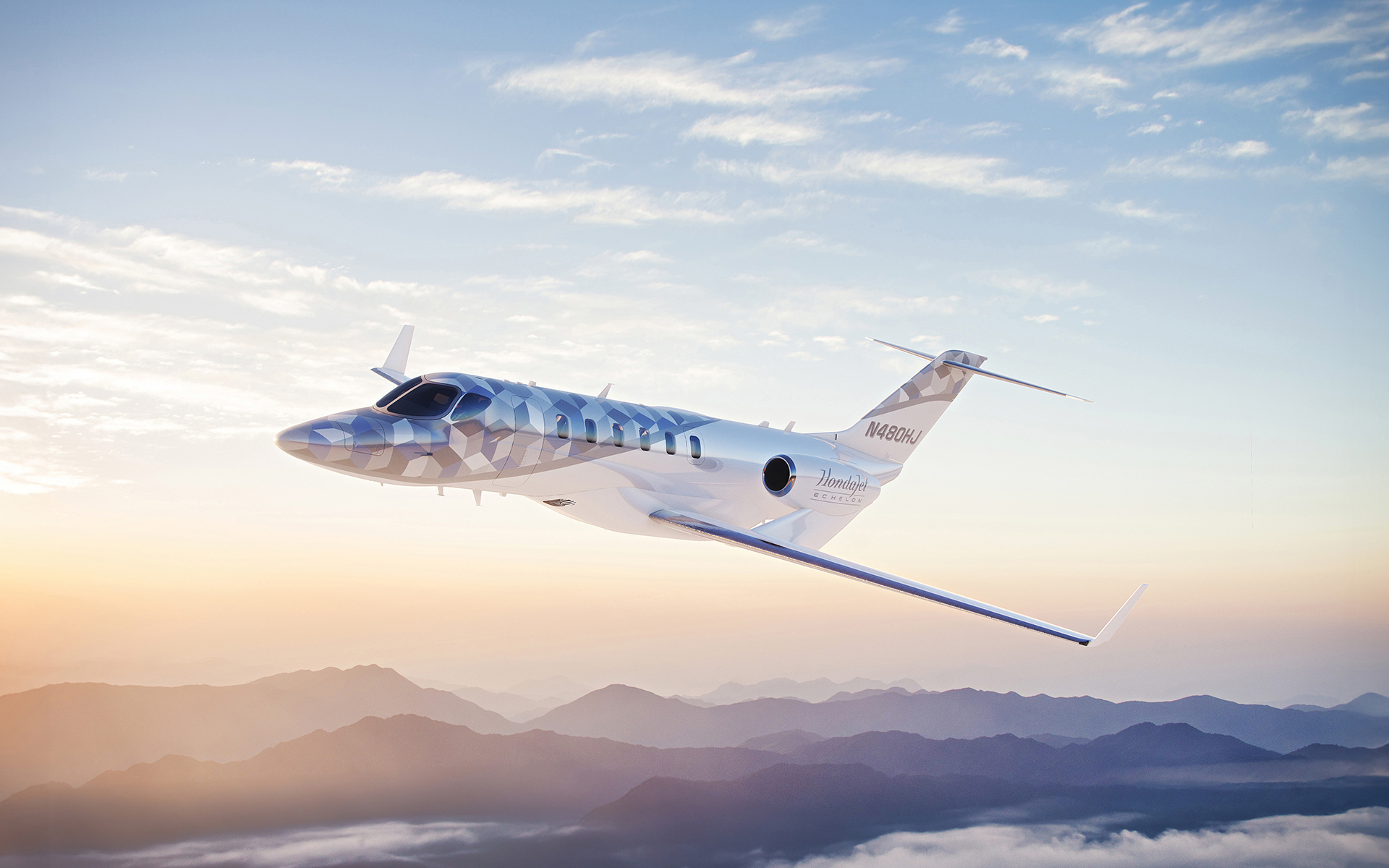 ホンダジェット・エシュロンはエンジンにウィリアムズの「FJ44-4C」を搭載し、アビオニクスにはGarmin G3000を採用。航続距離は2625ノーティカルマイル、最大巡航速度は450ノット、最大巡航高度は4万7000フィート（いずれも目標性能）という仕様