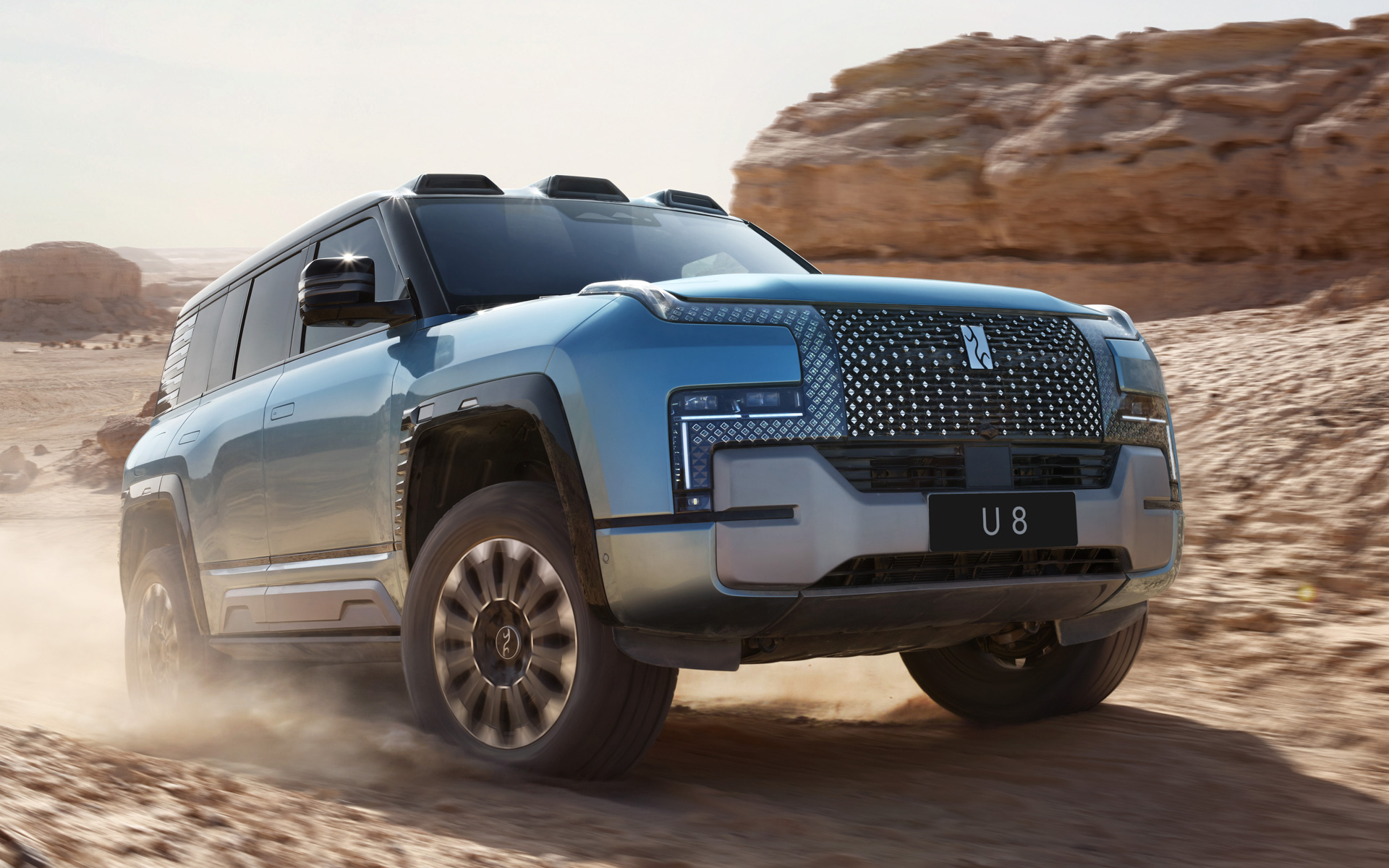 独立式4モーター駆動によりその場で360度回転するオフロードSUV「U8」