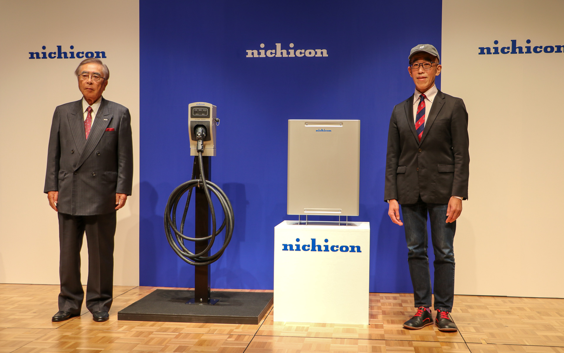 ニチコン株式会社 代表取締役会長 武田一平氏（左）とトークショーにゲスト出演した慶應義塾大学大学院教授の岸博幸氏（右）