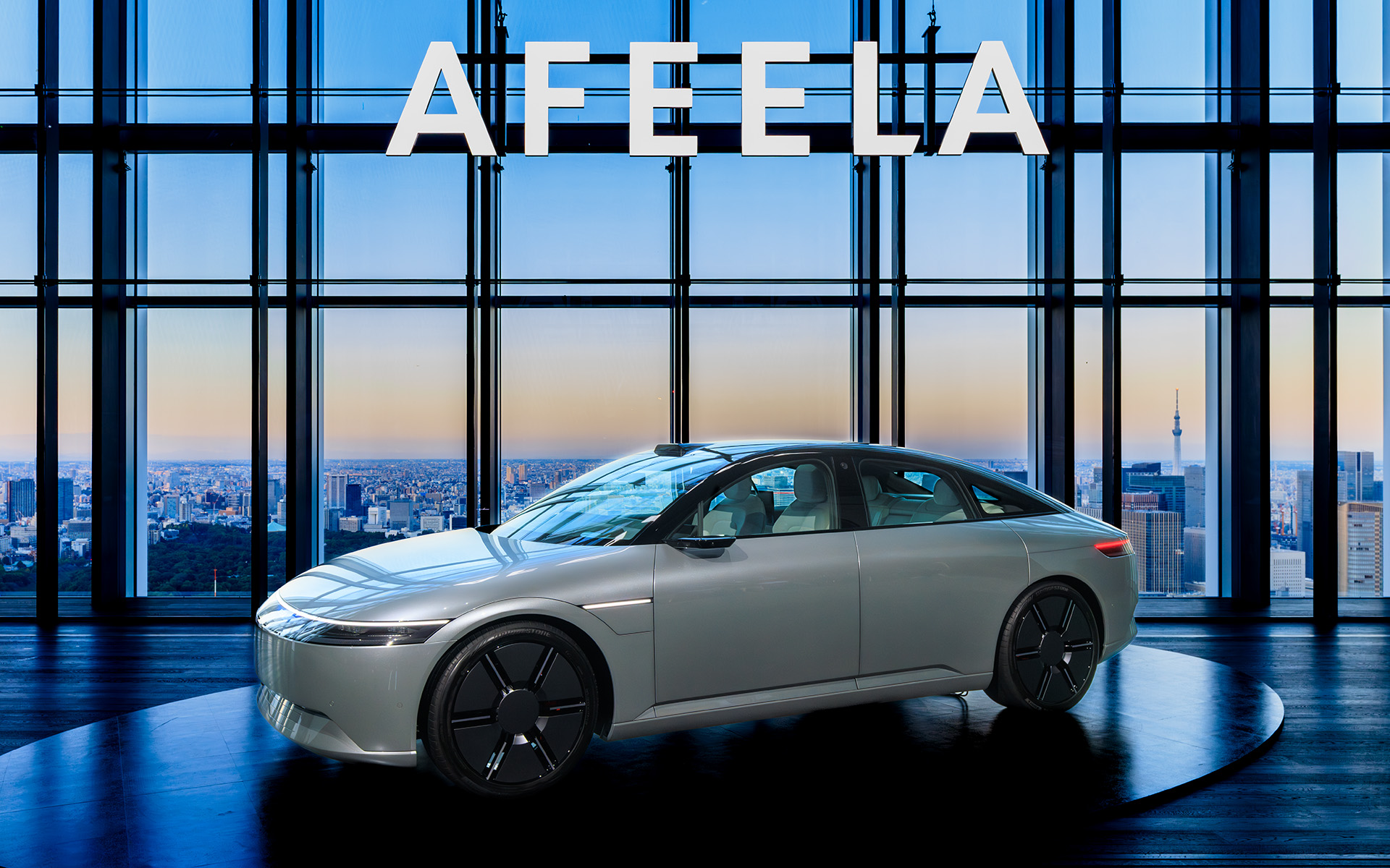 虎ノ門ヒルズ ステーションタワー「TOKYO NODE HALL」で新型EV「アフィーラ プロトタイプ」を公開