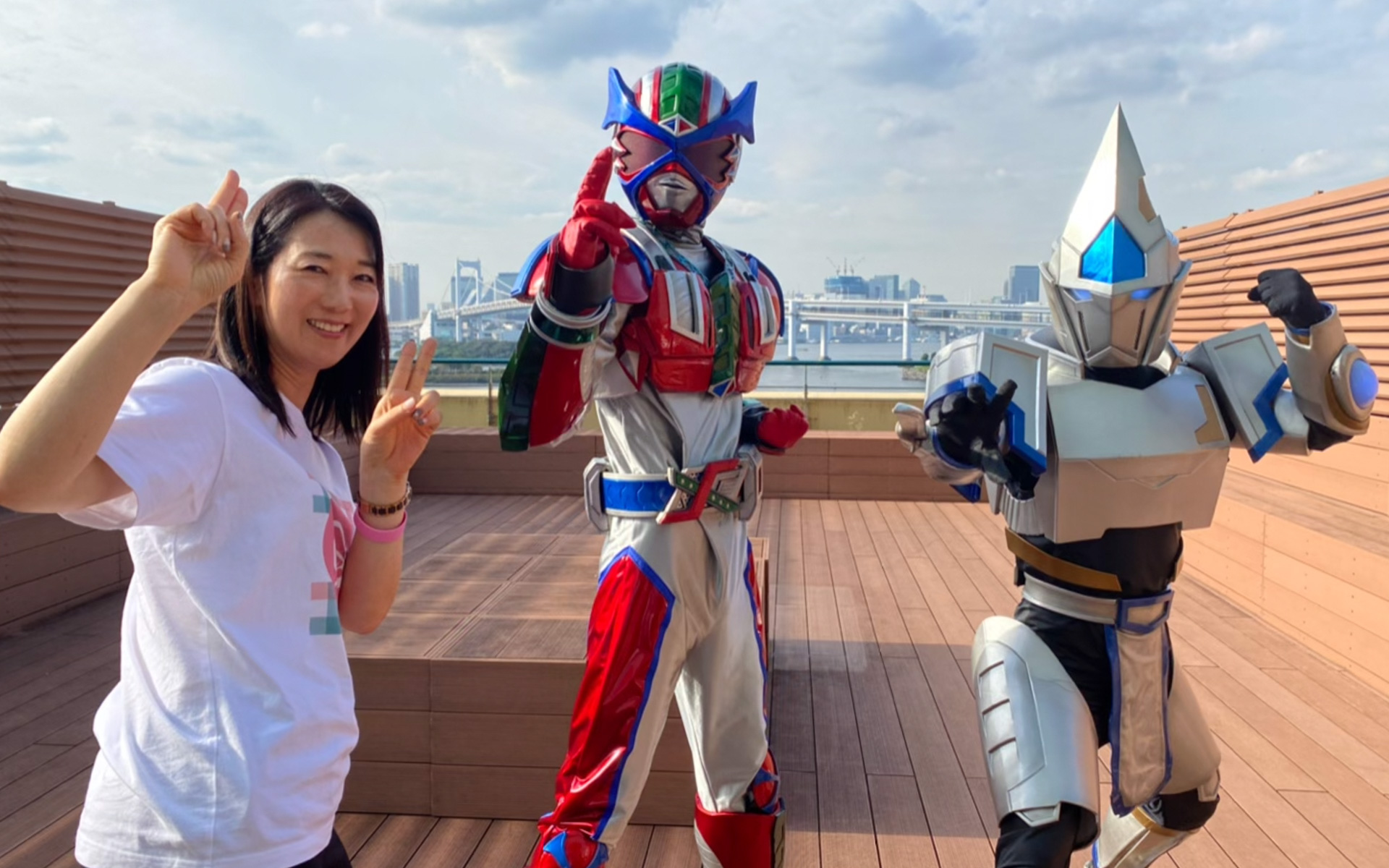 環境問題に切り込んだ濃い内容を、怖い悪役と軽快なアクションでストーリーに引き込むカワサキングX。控室が同じだったので、ステージ終わりに一緒にキメポーズを取っていただきました。がんばれ、ヒーロー！