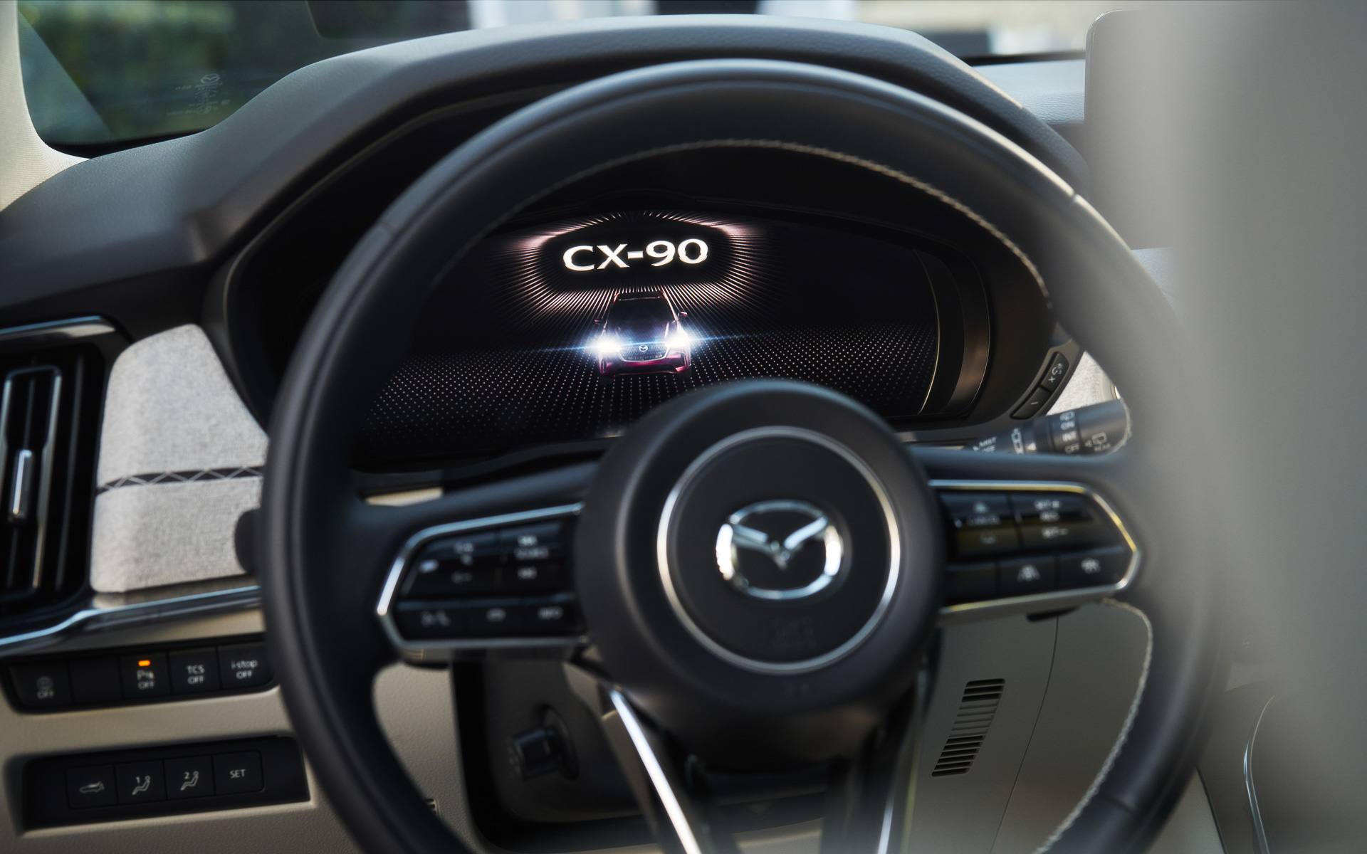 パナソニックのフルディスプレイメーターが採用されている