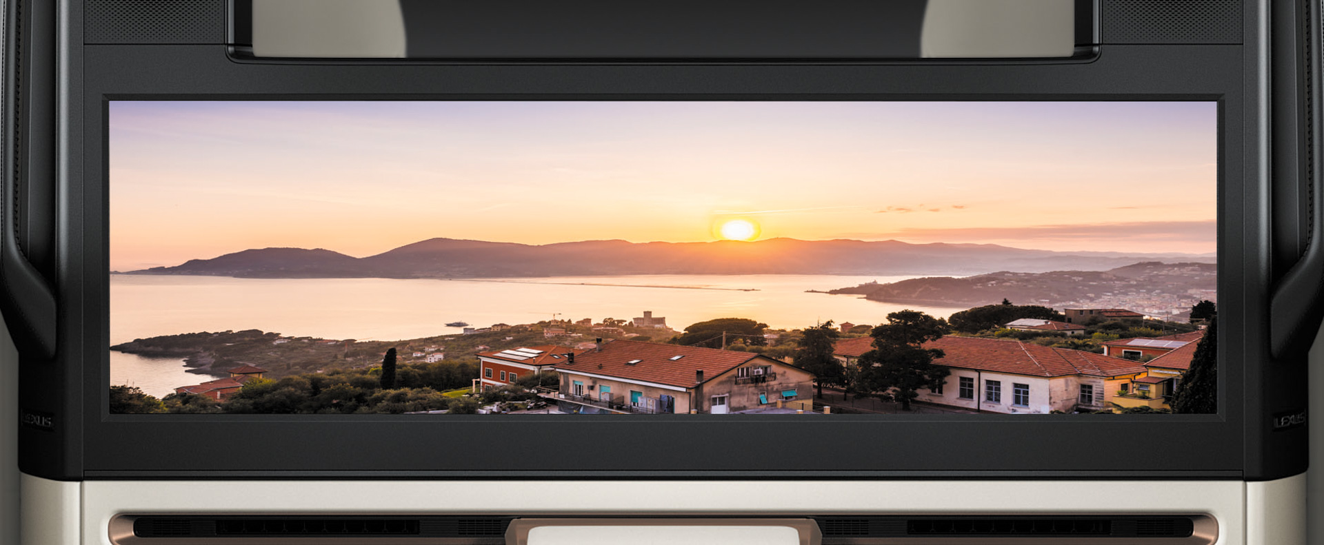 リアシートエンターテインメントシステムは、最もくつろいで画面視聴ができる高さにディスプレイを配置