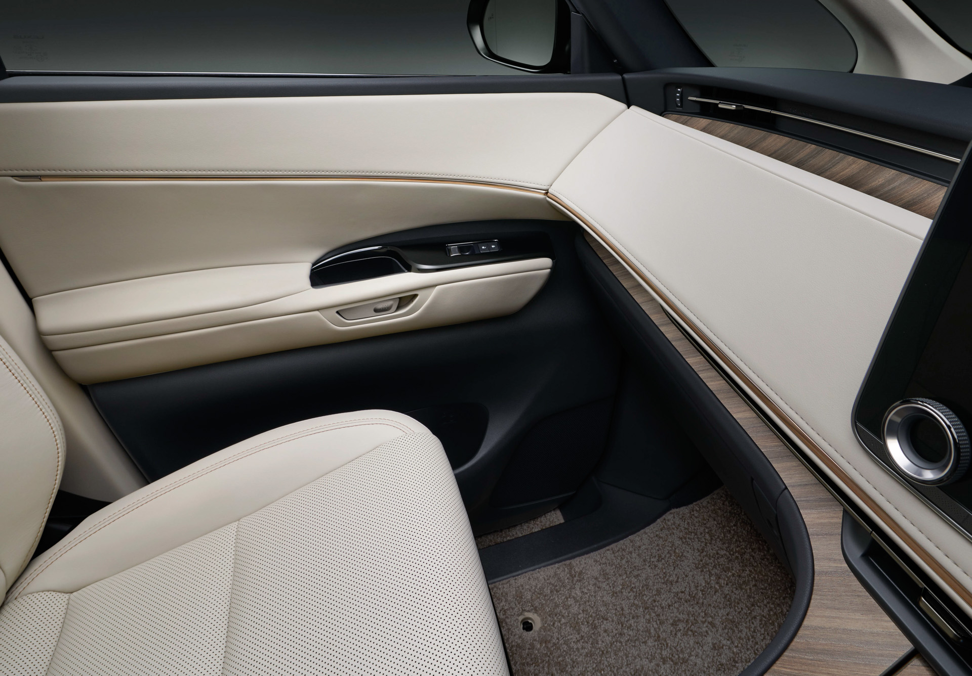 フロント席（インテリアカラー：ソリスホワイト）