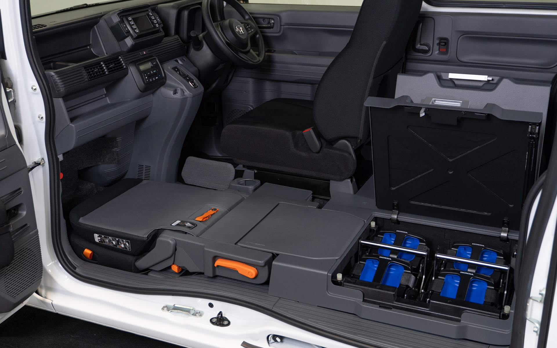 交換式バッテリを搭載した車内