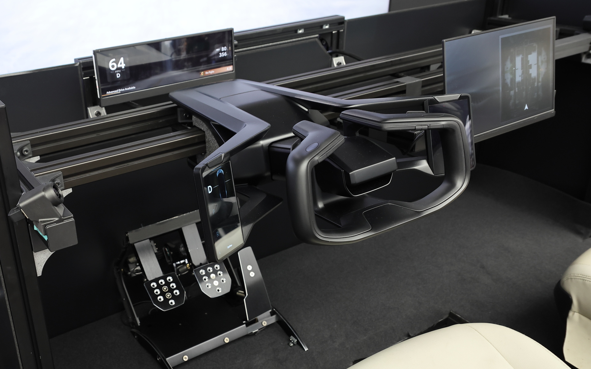 異型ステアリングの両脇に備えられた手元デジタルディスプレイ