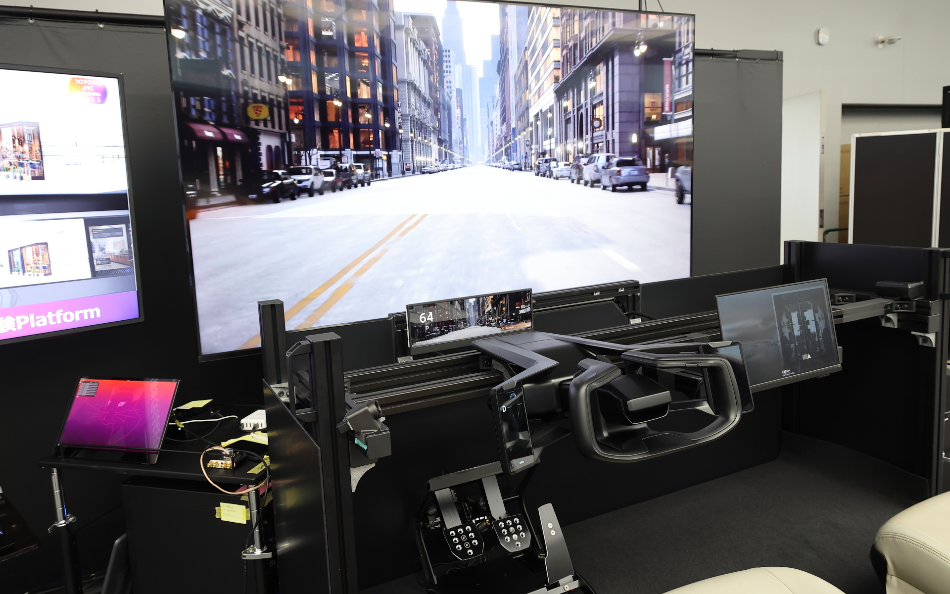 手元デジタルディスプレイを備えた次世代デジタルコクピット