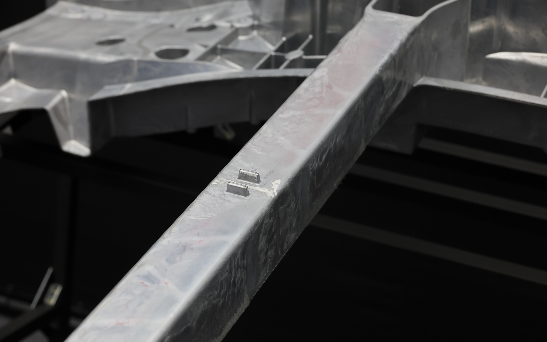 湯と湯がぶつかる中央部。色が変わっていることから分かるように、ここでどのように湯をぶつけるかがポイント。小さな突起は、基準点作りのためとのこと