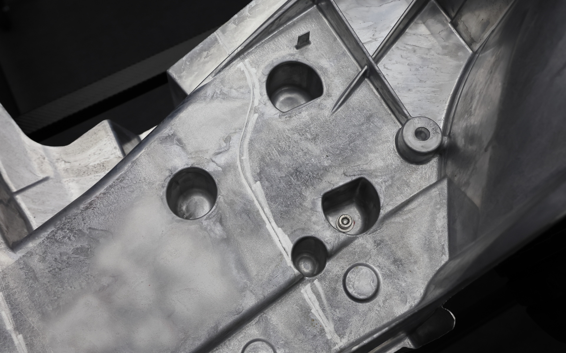 ホイールハウス脇の平滑部に唐突に開いている穴。この穴によって、湯の流れに抵抗を作り、湯が短絡方向だけでなく、各所に広がっていく。CFDなどでの解析を行ないながら、ギガキャストを作り出している