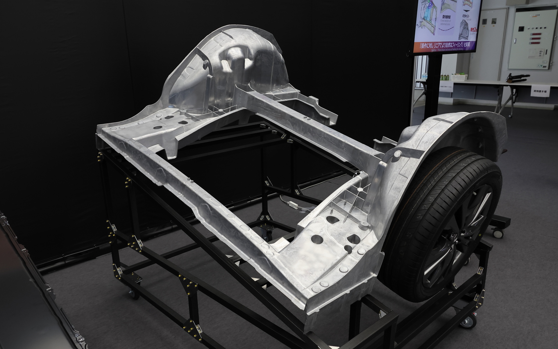 クルマの前方向からギガキャスト部品を見る