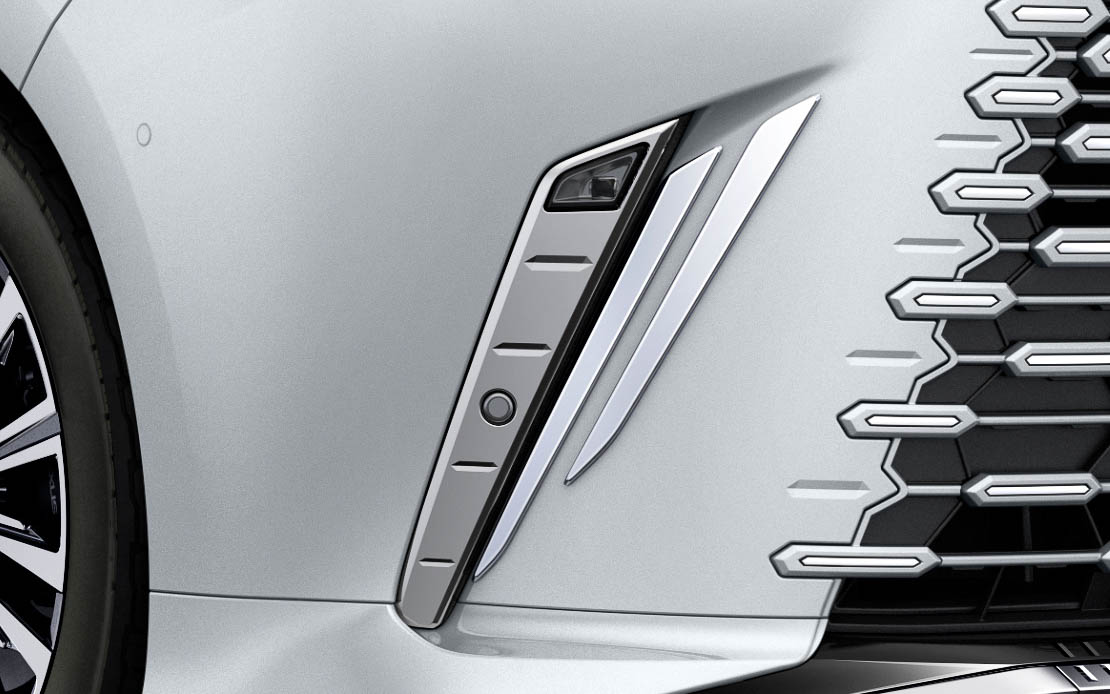 フロントコーナーシグネチャークロームは、スピンドルボディを囲うように縦方向2本のメッキパーツを左右にレイアウトし、純正シルバー加飾と共鳴させることで今までにない先進的な高級感とワイドな存在感を演出する