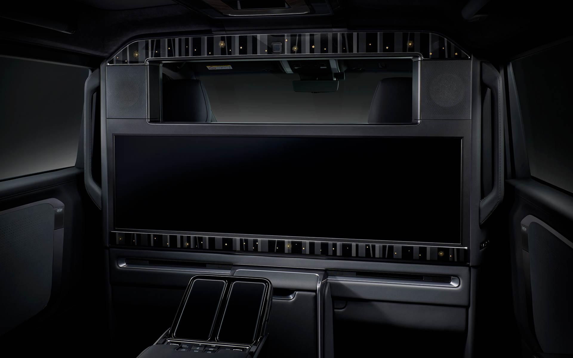 パーティション漆パネルは、会津若松の伝統工芸により生み出される漆顔料・金粉を使用したパネルで、竹林と蛍のデザインは蒔絵職人が手作業で生み出す唯一無二の作品となる。紫外線照射によって硬化する「UV硬化漆」は高い耐久性と漆特有の美しさを持つとしている