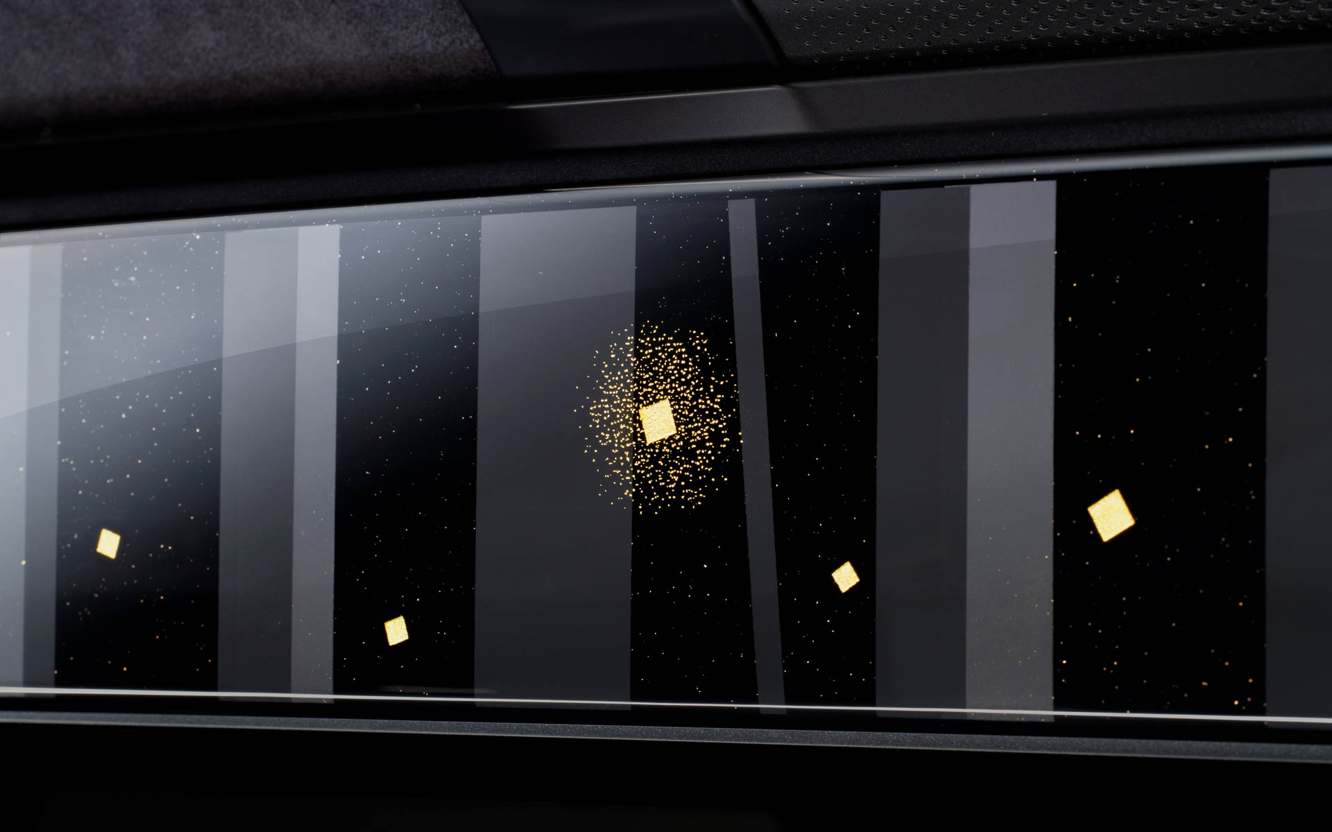 パーティション漆パネルは、会津若松の伝統工芸により生み出される漆顔料・金粉を使用したパネルで、竹林と蛍のデザインは蒔絵職人が手作業で生み出す唯一無二の作品となる。紫外線照射によって硬化する「UV硬化漆」は高い耐久性と漆特有の美しさを持つとしている