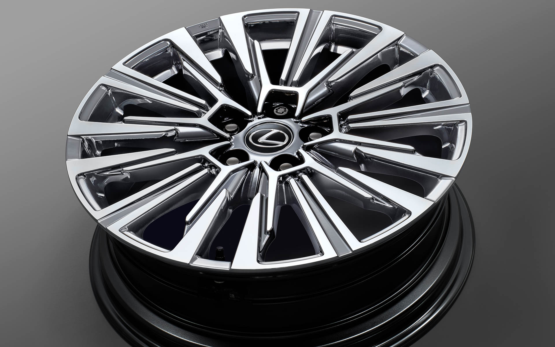 19インチ鍛造アルミホイール（セキュリティロックナットセット）＜ダークスパッタリング×ポリッシュ＞。価格は85万4700円/台。19インチ鍛造アルミホイール単品では20万9000円/本。乗り心地を重視し、ベース車と同じサイズのホイールを設定。ダークスパッタリングと切削加工を組み合わせ、奥深い質感表現ときらびやかな印象を付与。力強い立体嵌合と放射状に広がるスポークデザインにより、大径感のあるダイナミックなスタイリングを創出する